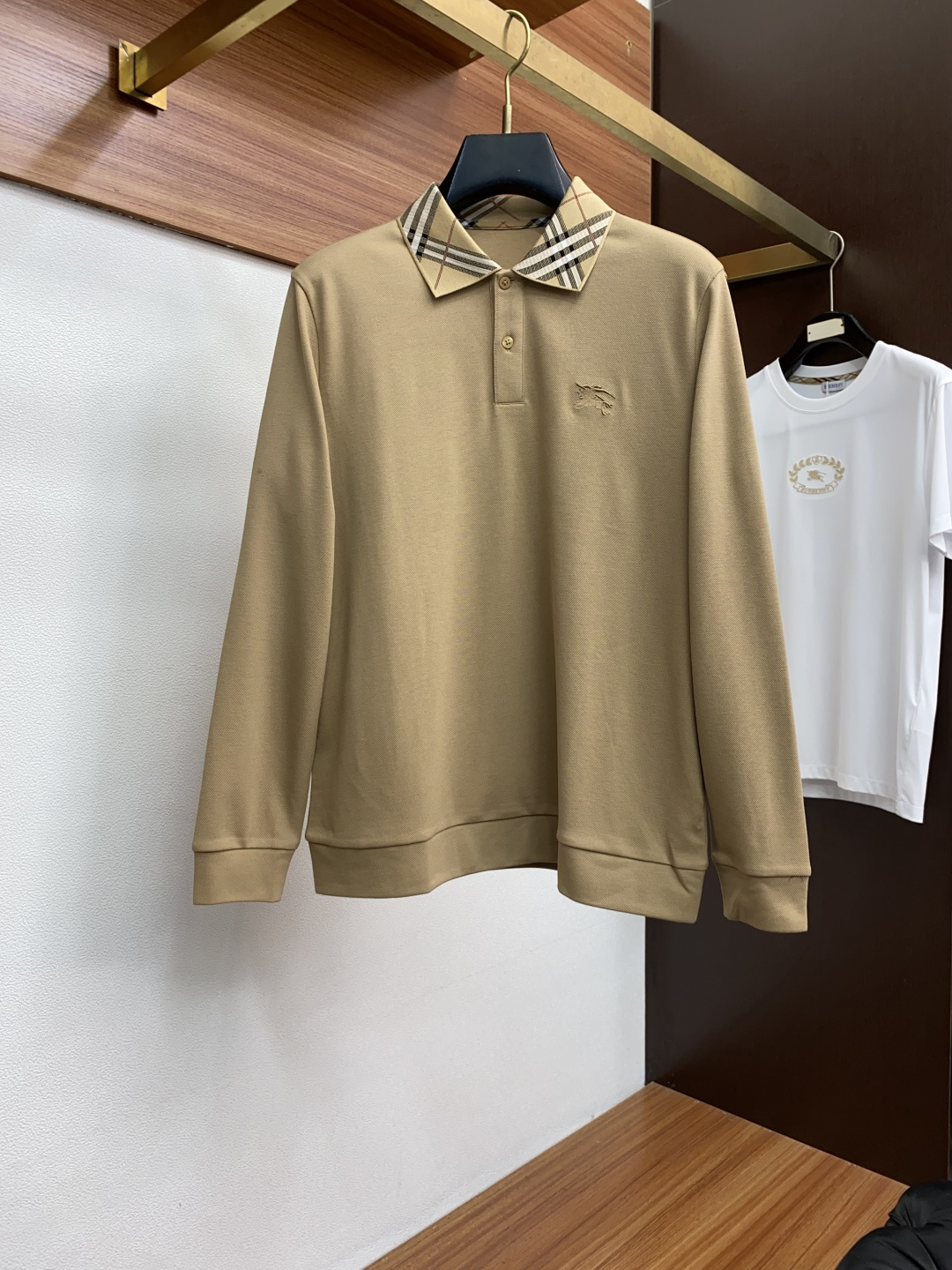 Luxurious Platinum-Grade Basic T-Shirt: Italian Aesthetics, Family Genes, Urban Style | New Money Classic Ace Series