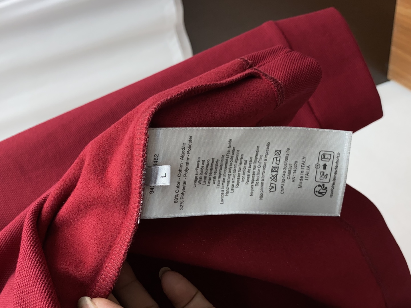 Luxurious high-end basic T-shirt designed with Italian aesthetics, fine cotton, and quality craftsmanship for modern urban style. - 图片 6