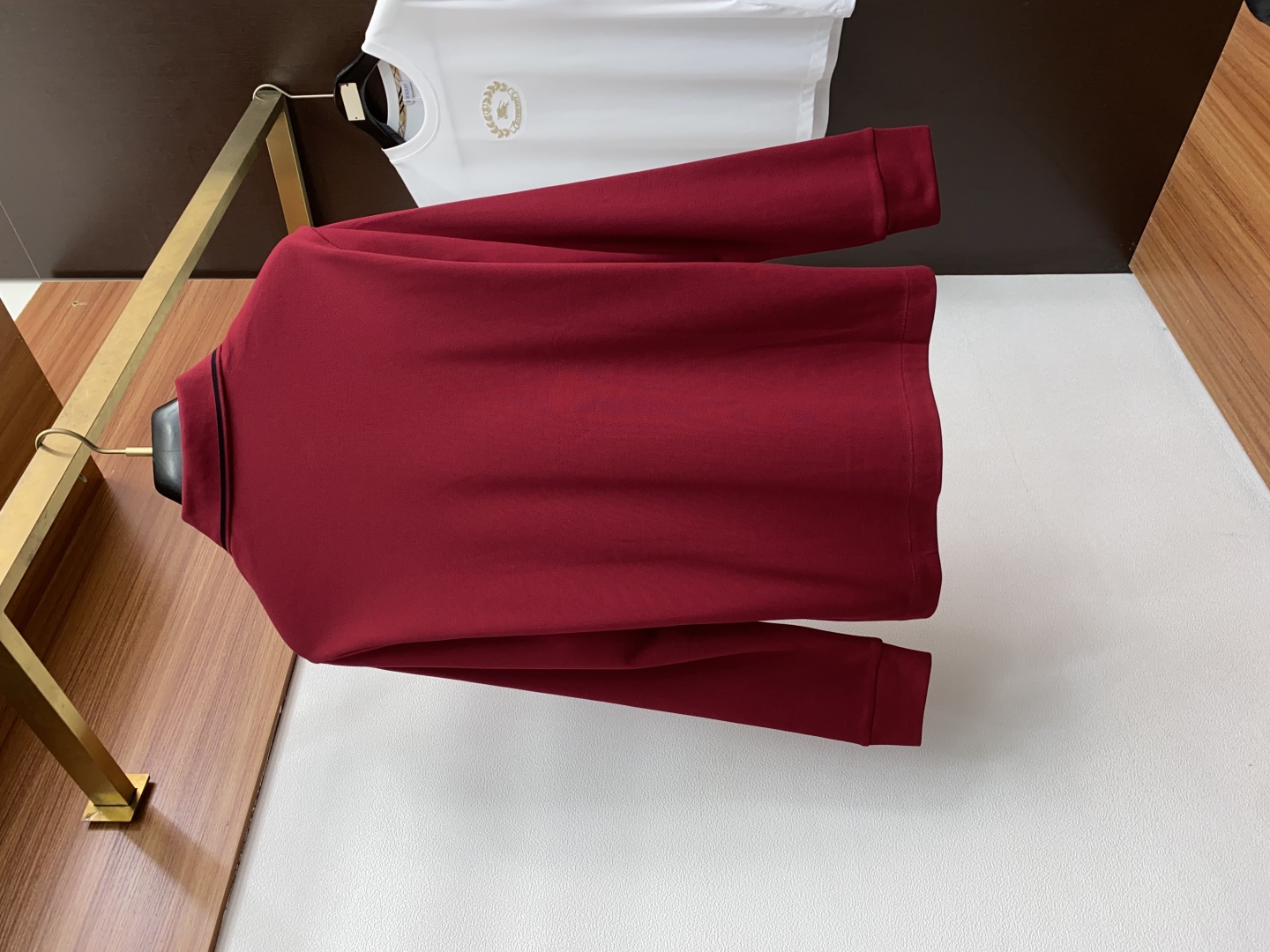 Luxurious high-end basic T-shirt designed with Italian aesthetics, fine cotton, and quality craftsmanship for modern urban style. - 图片 9