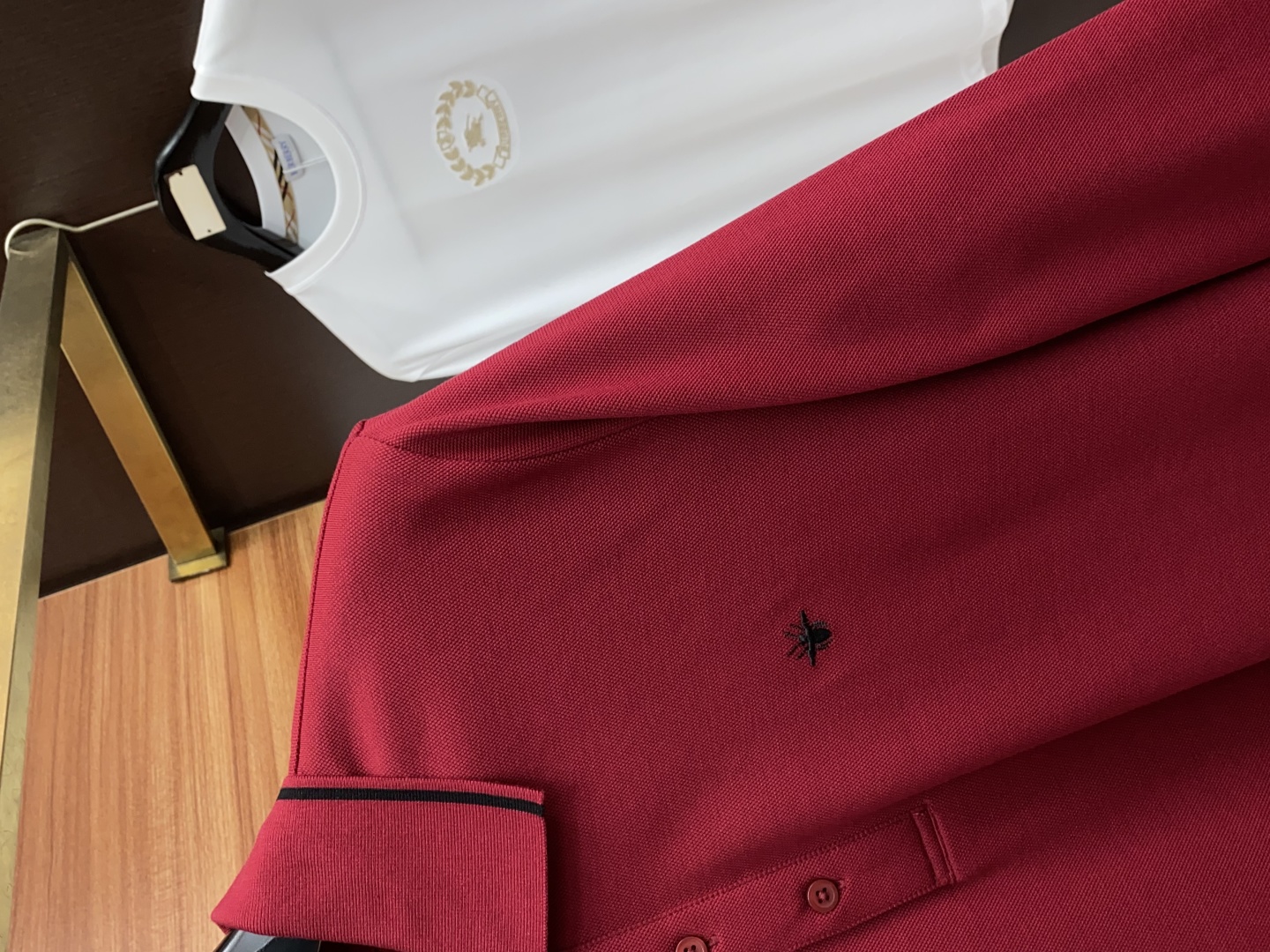 Luxurious high-end basic T-shirt designed with Italian aesthetics, fine cotton, and quality craftsmanship for modern urban style. - 图片 4