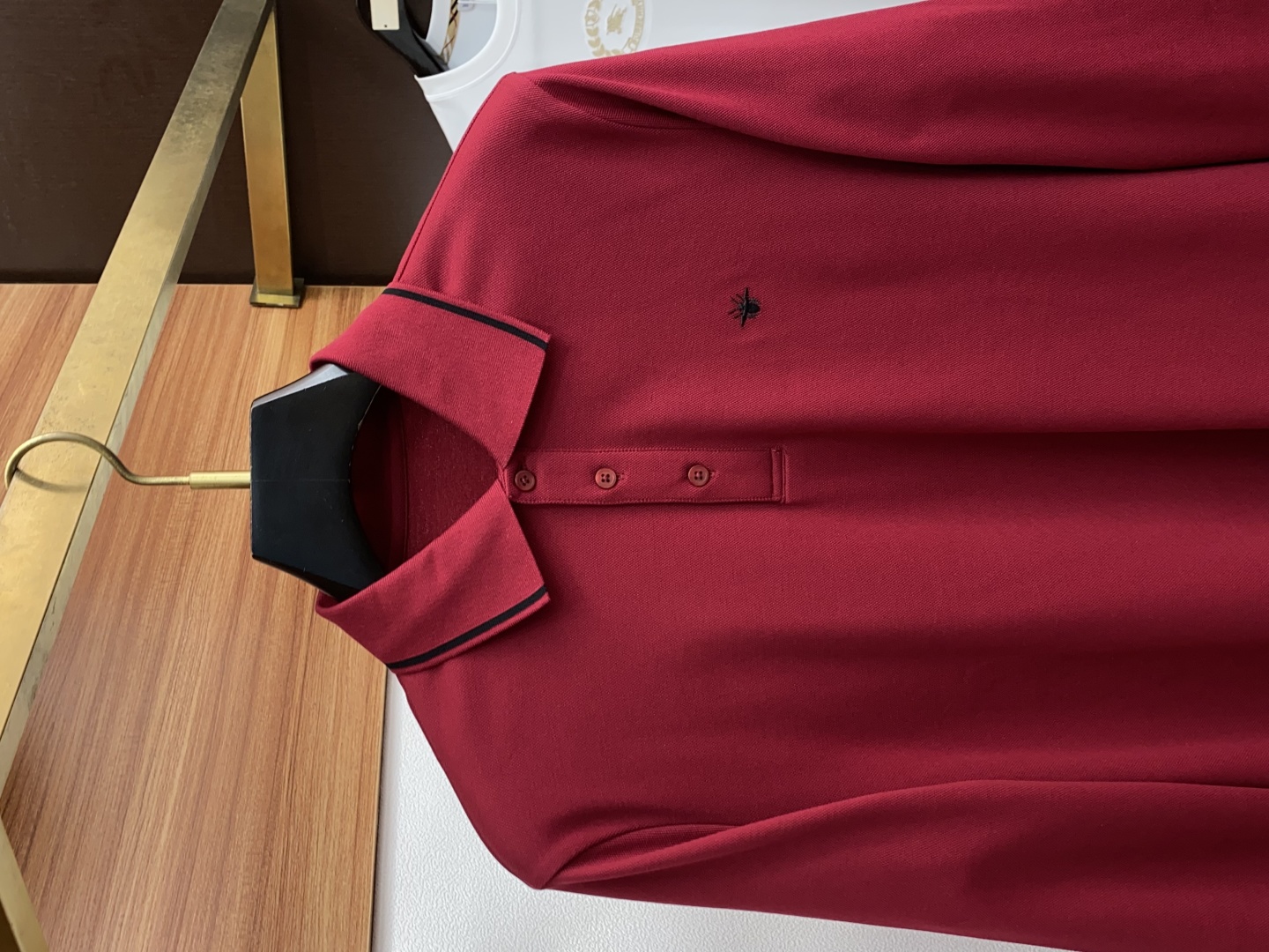 Luxurious high-end basic T-shirt designed with Italian aesthetics, fine cotton, and quality craftsmanship for modern urban style. - 图片 2