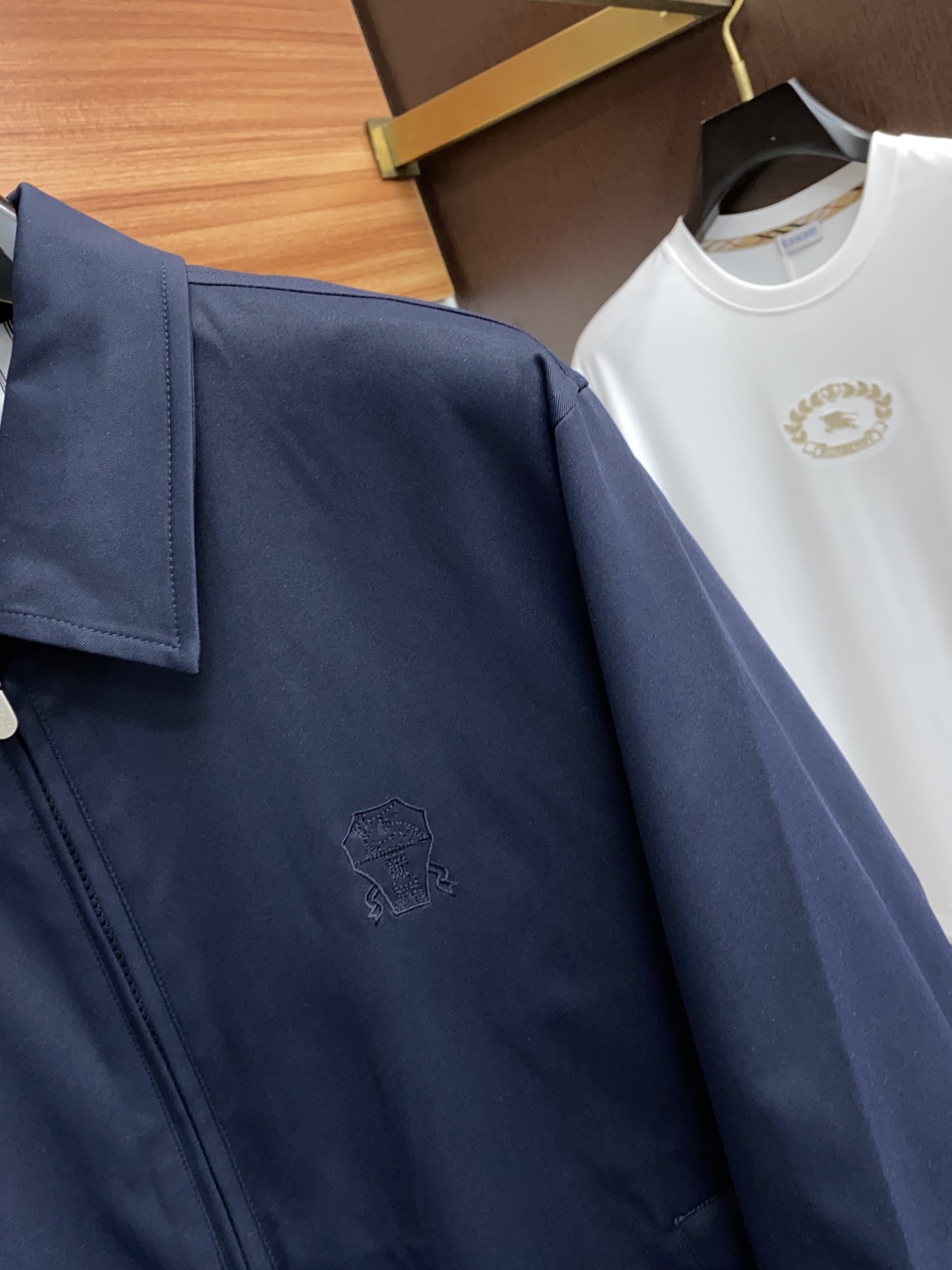 Title: Autumn/Winter 2025 Men’s Jacket Collection Overview Summary: Stylish new jackets with modern and tech elements, offering warmth, comfort, and a fashionable look for the season. - 图片 4