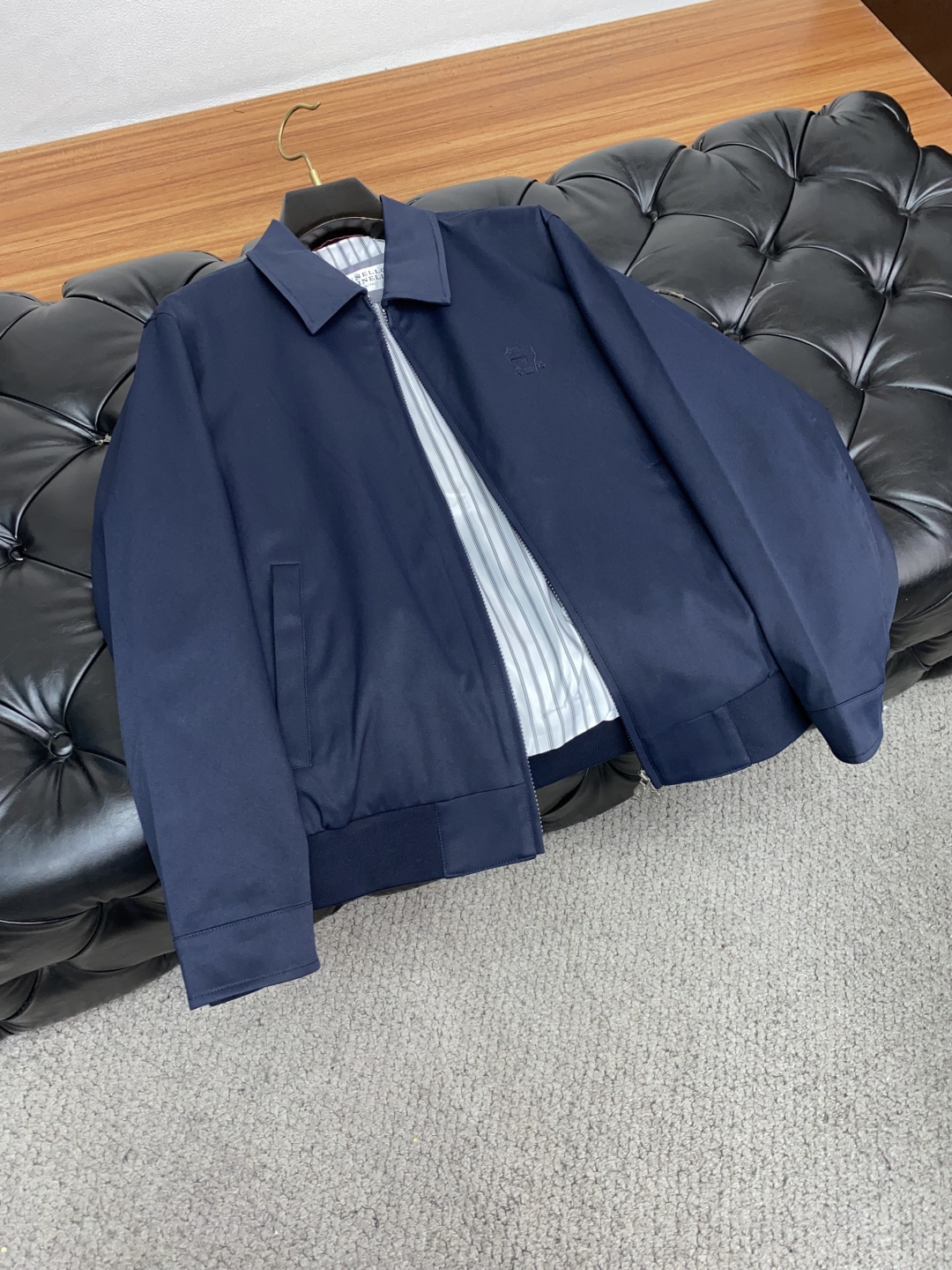 Title: Autumn/Winter 2025 Men’s Jacket Collection Overview Summary: Stylish new jackets with modern and tech elements, offering warmth, comfort, and a fashionable look for the season. - 图片 8
