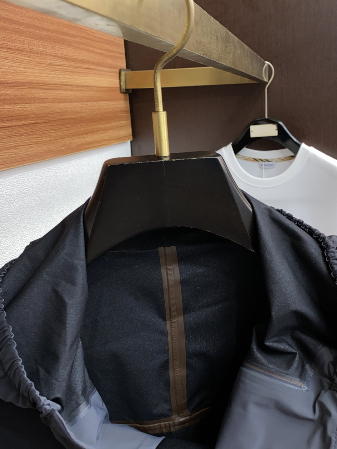   蒙口 精选定制高端户外夹冲锋衣克外套品质面料 精细针法走位 剪裁贴合人体工学设计理念让成衣上身版型效