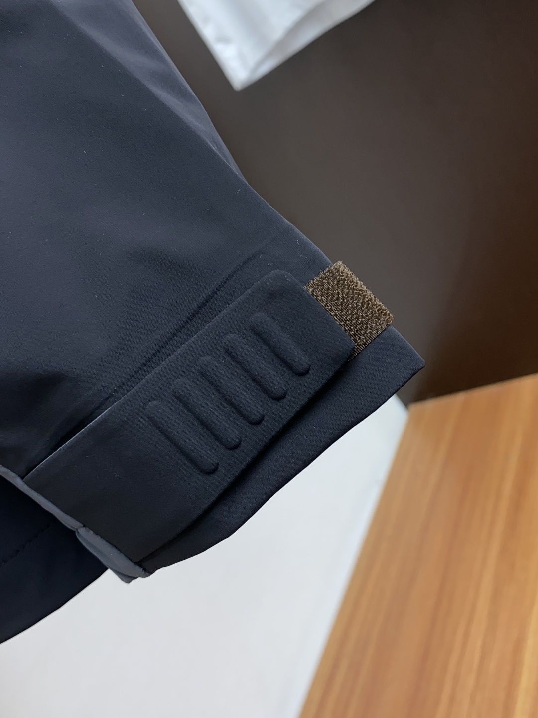   蒙口 精选定制高端户外夹冲锋衣克外套品质面料 精细针法走位 剪裁贴合人体工学设计理念让成衣上身版型效