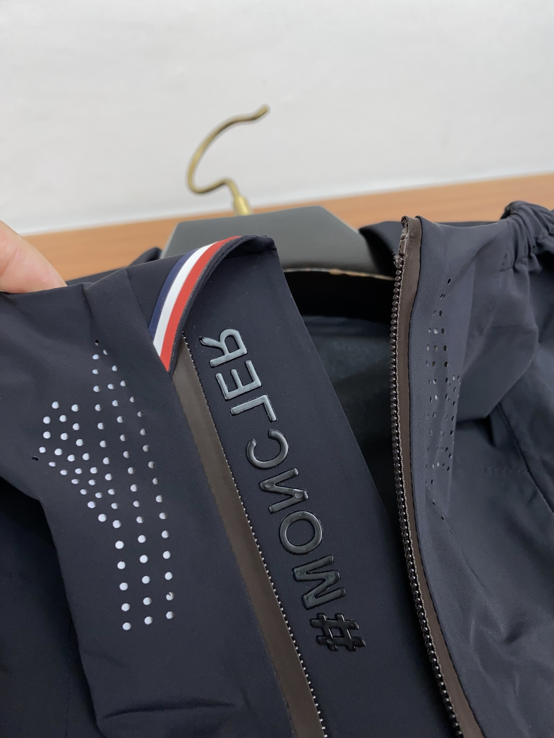   蒙口 精选定制高端户外夹冲锋衣克外套品质面料 精细针法走位 剪裁贴合人体工学设计理念让成衣上身版型效