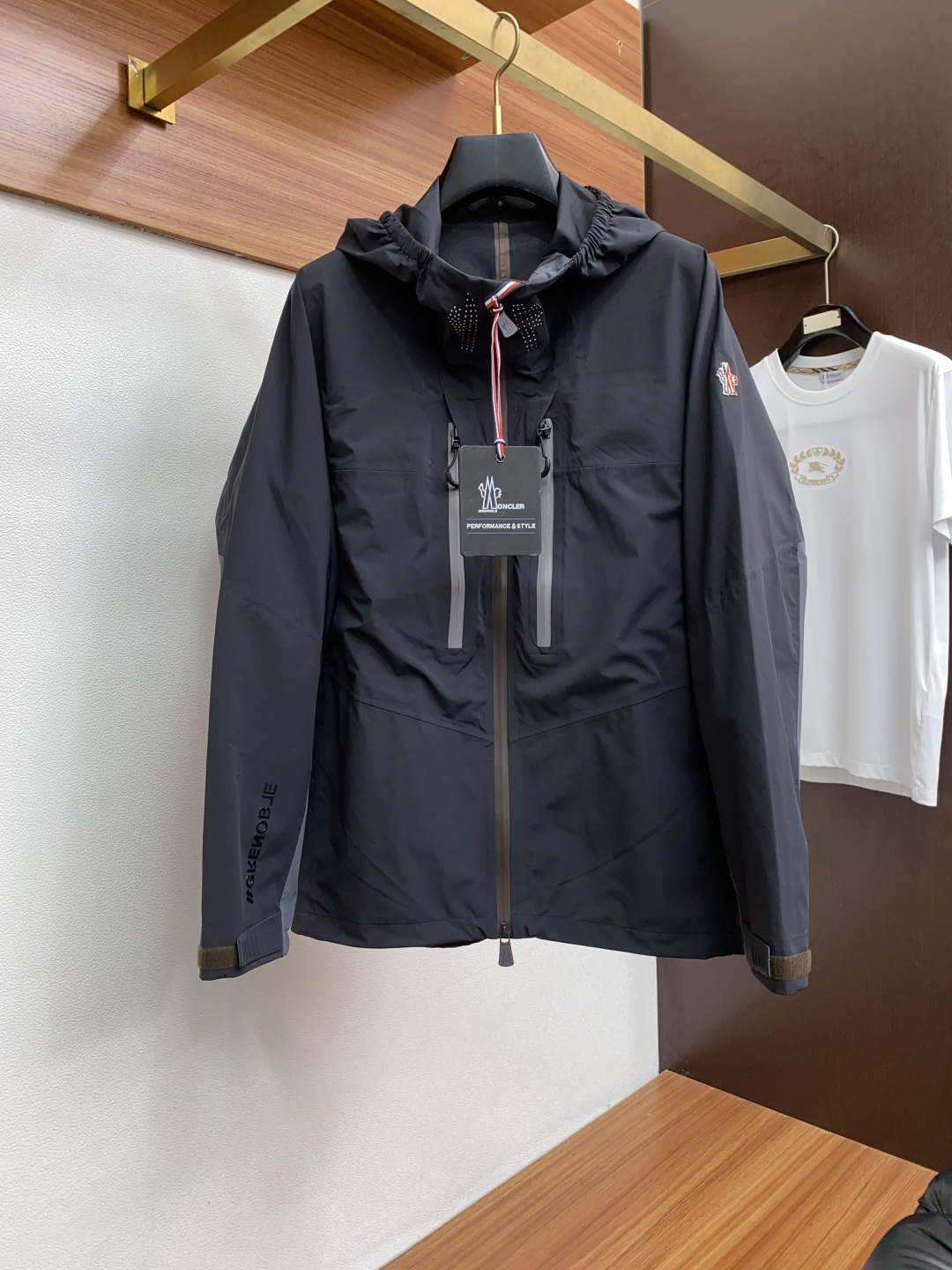   蒙口 精选定制高端户外夹冲锋衣克外套品质面料 精细针法走位 剪裁贴合人体工学设计理念让成衣上身版型效