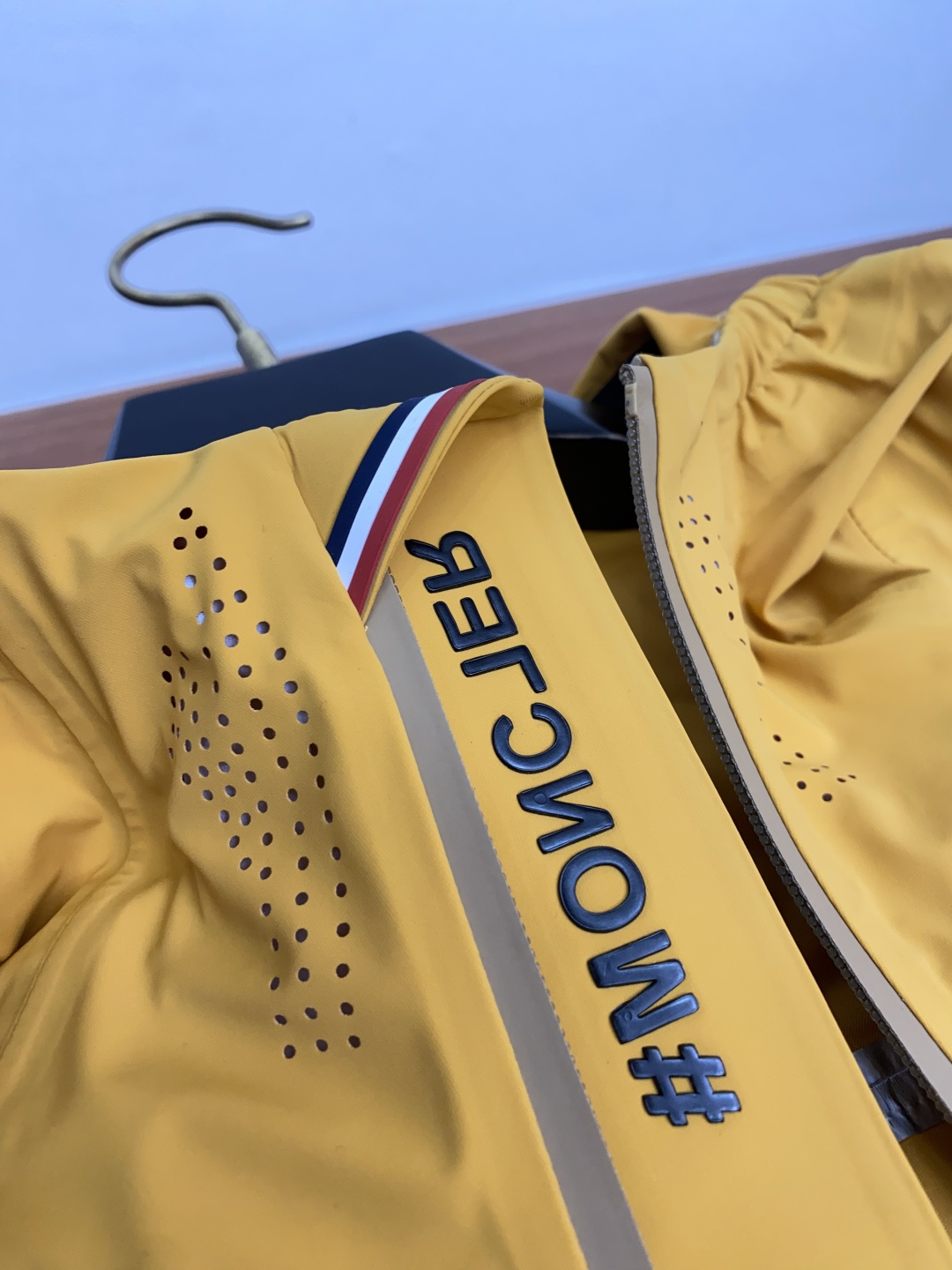  蒙口 精选定制高端户外夹冲锋衣克外套品质面料 精细针法走位 剪裁贴合人体工学设计理念让成衣上身版型效果