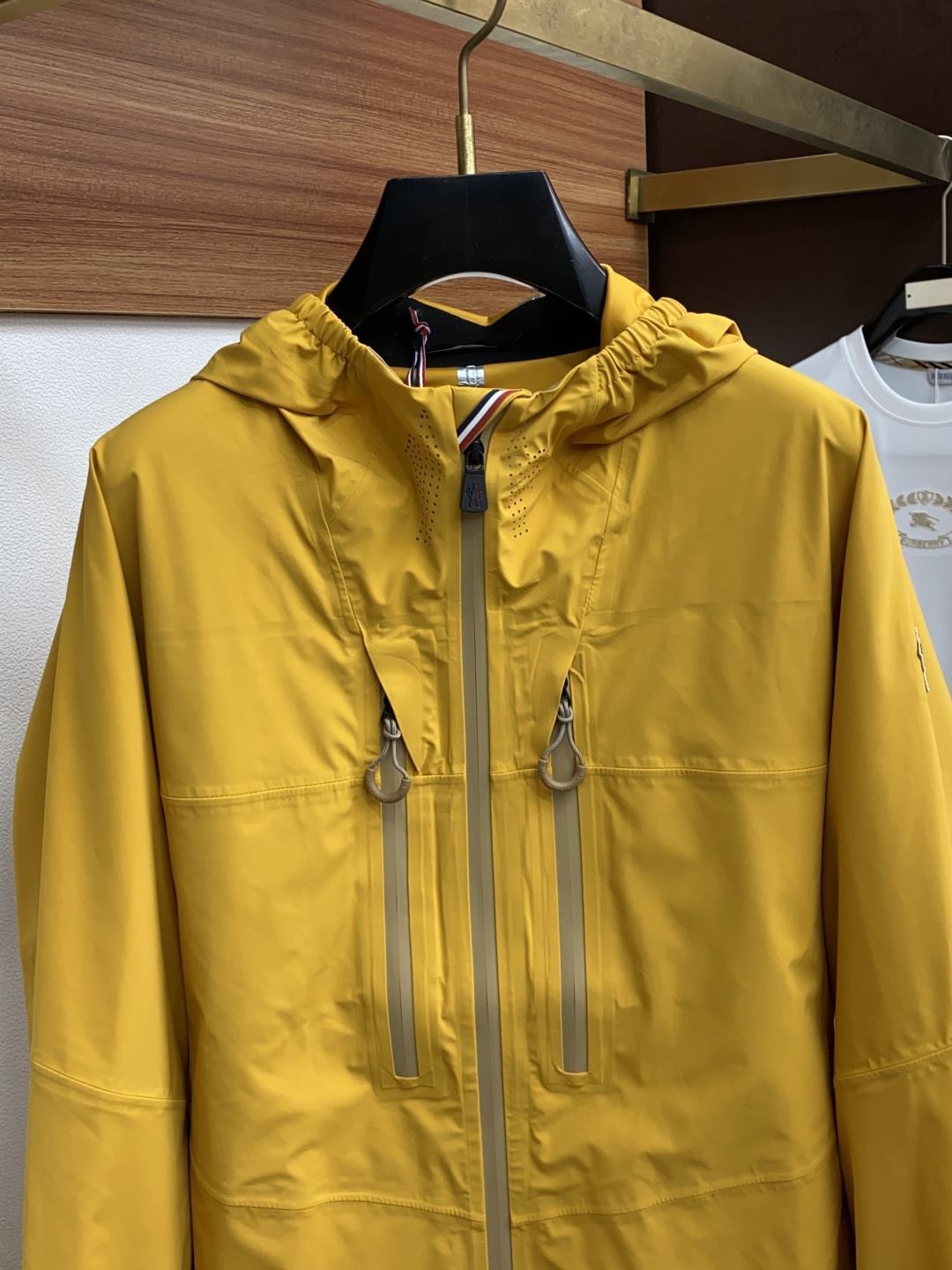  蒙口 精选定制高端户外夹冲锋衣克外套品质面料 精细针法走位 剪裁贴合人体工学设计理念让成衣上身版型效果