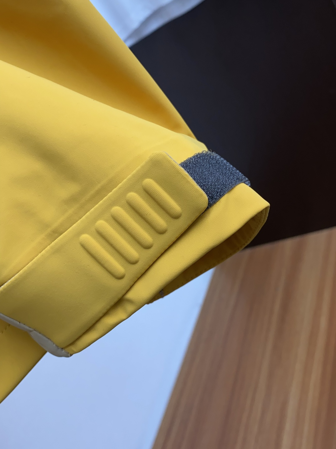  蒙口 精选定制高端户外夹冲锋衣克外套品质面料 精细针法走位 剪裁贴合人体工学设计理念让成衣上身版型效果