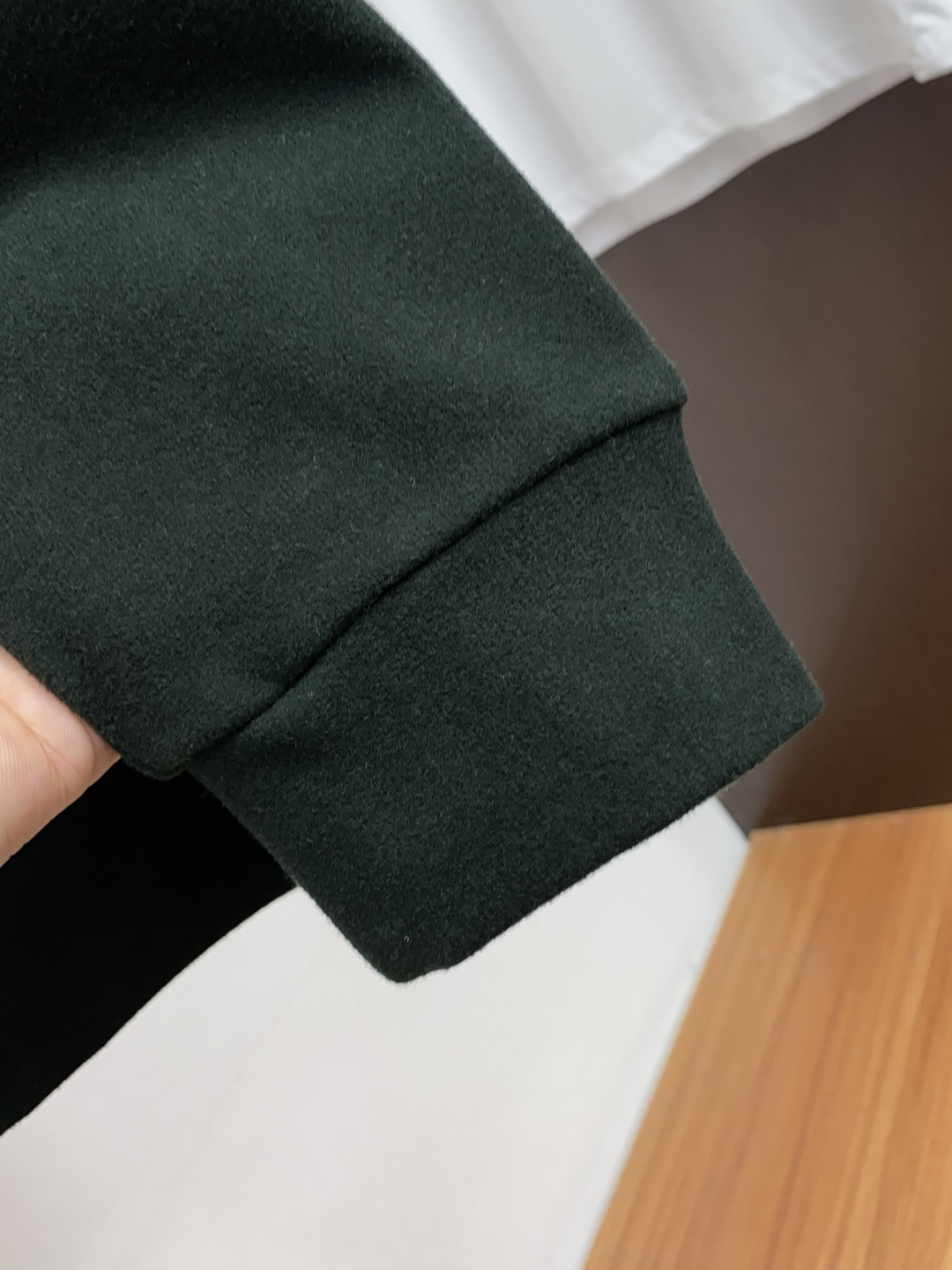 普拉达 2025秋冬专柜新款 时尚休闲打底衫长袖T恤，精选进口高密度膨体暖姜天丝德绒系列膨体蓄暖，糯感新