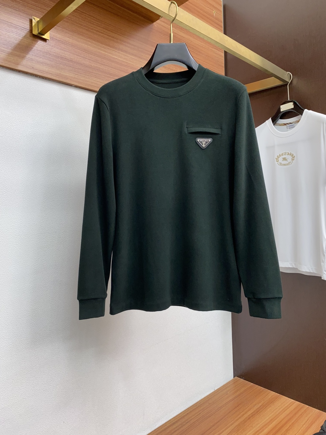 普拉达 2025秋冬专柜新款 时尚休闲打底衫长袖T恤，精选进口高密度膨体暖姜天丝德绒系列膨体蓄暖，糯感新