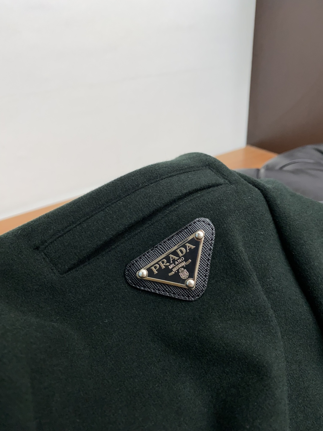 普拉达 2025秋冬专柜新款 时尚休闲打底衫长袖T恤，精选进口高密度膨体暖姜天丝德绒系列膨体蓄暖，糯感新