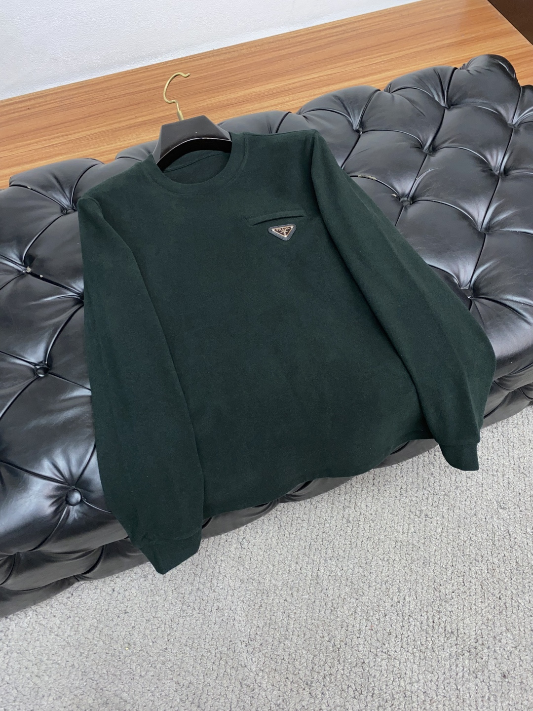 普拉达 2025秋冬专柜新款 时尚休闲打底衫长袖T恤，精选进口高密度膨体暖姜天丝德绒系列膨体蓄暖，糯感新