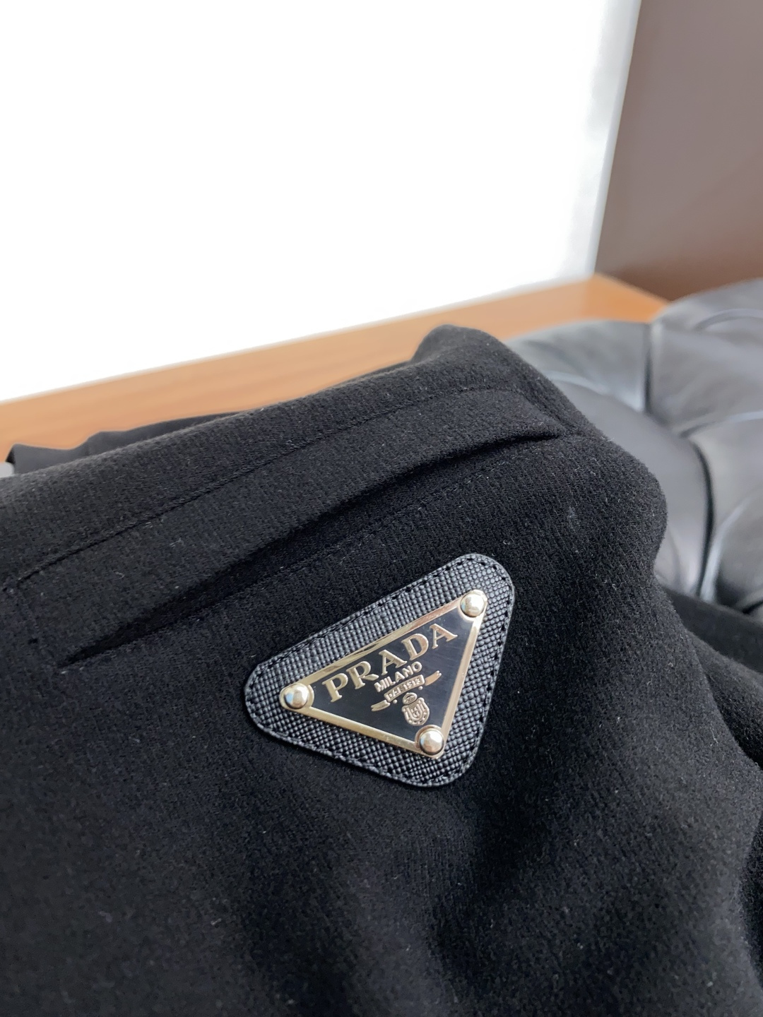 普拉达 2025秋冬专柜新款 时尚休闲打底衫长袖T恤，精选进口高密度膨体暖姜天丝德绒系列膨体蓄暖，糯感新