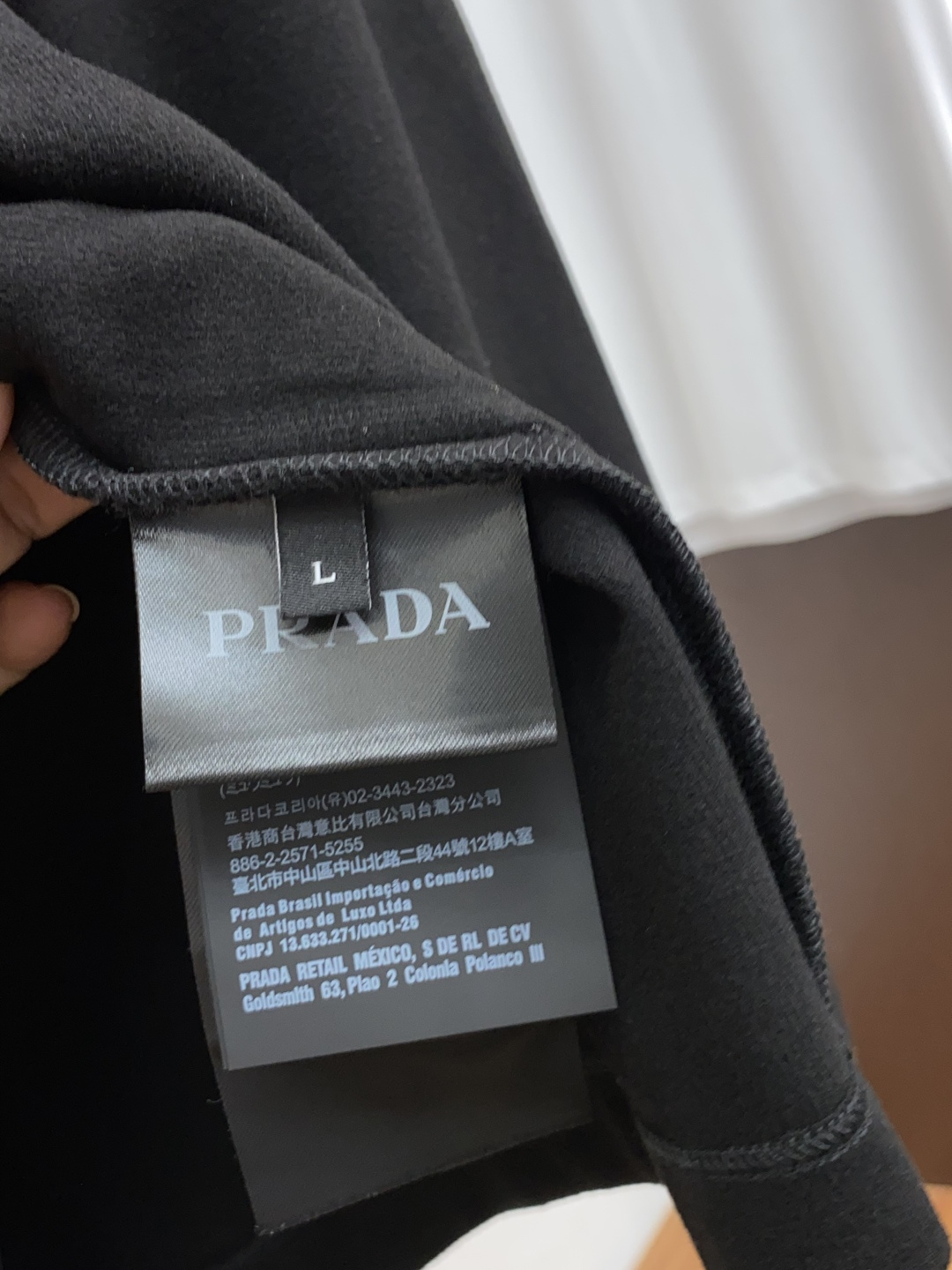 普拉达 2025秋冬专柜新款 时尚休闲打底衫长袖T恤，精选进口高密度膨体暖姜天丝德绒系列膨体蓄暖，糯感新