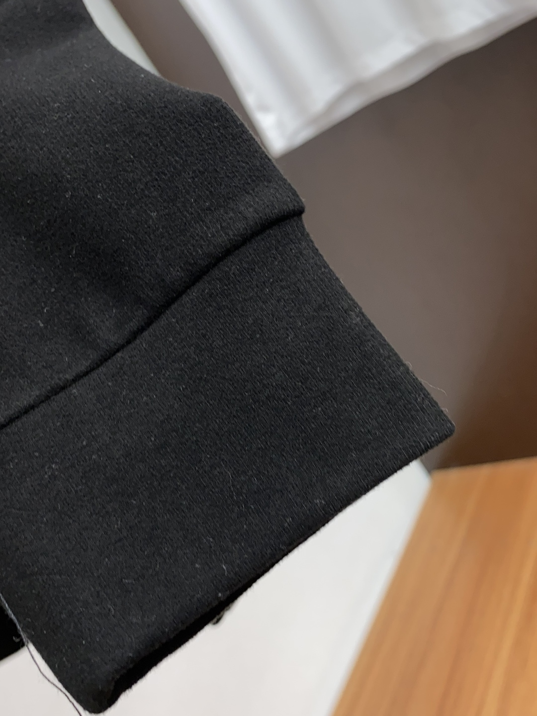 普拉达 2025秋冬专柜新款 时尚休闲打底衫长袖T恤，精选进口高密度膨体暖姜天丝德绒系列膨体蓄暖，糯感新