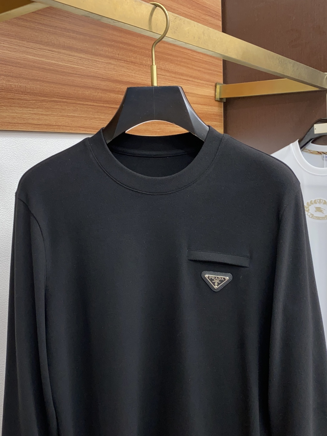 普拉达 2025秋冬专柜新款 时尚休闲打底衫长袖T恤，精选进口高密度膨体暖姜天丝德绒系列膨体蓄暖，糯感新