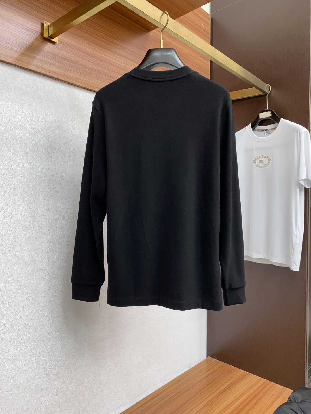 普拉达 2025秋冬专柜新款 时尚休闲打底衫长袖T恤，精选进口高密度膨体暖姜天丝德绒系列膨体蓄暖，糯感新