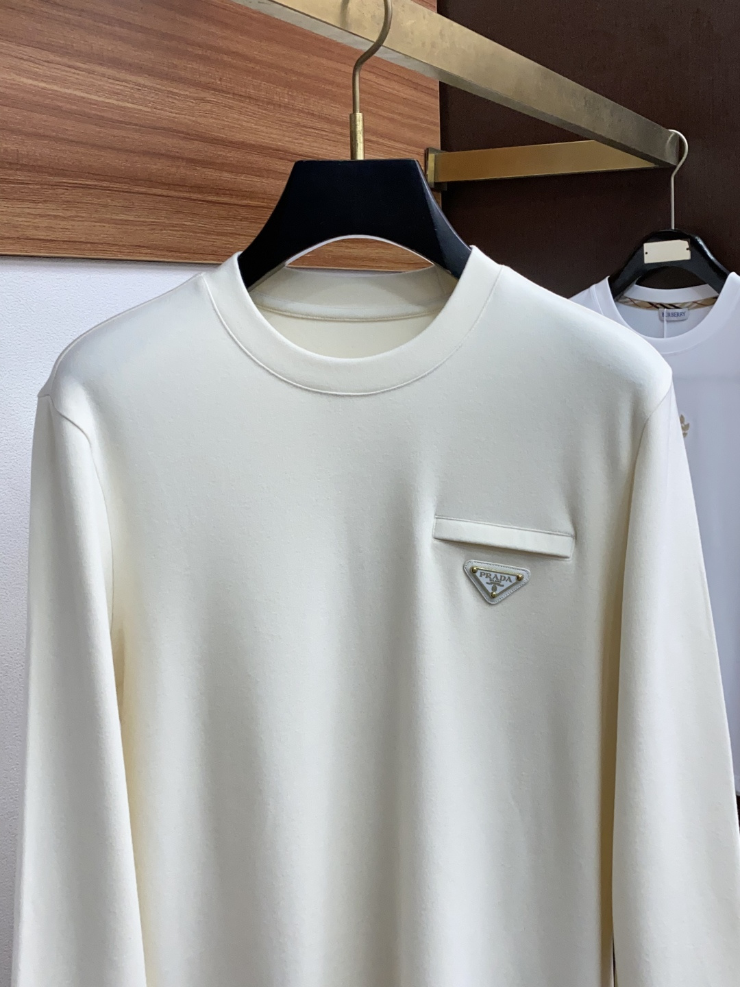 普拉达 2025秋冬专柜新款 时尚休闲打底衫长袖T恤，精选进口高密度膨体暖姜天丝德绒系列膨体蓄暖，糯感新