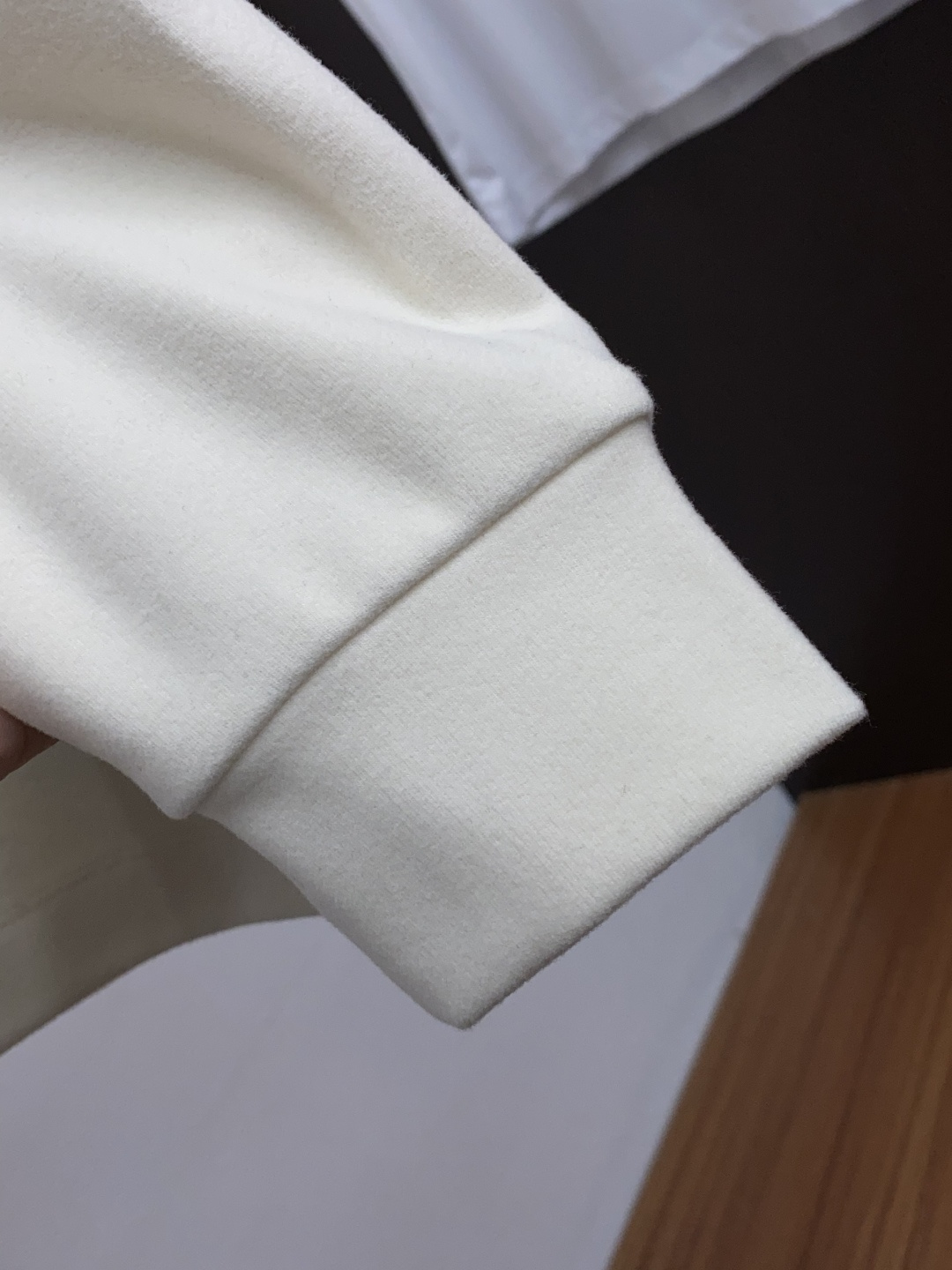 普拉达 2025秋冬专柜新款 时尚休闲打底衫长袖T恤，精选进口高密度膨体暖姜天丝德绒系列膨体蓄暖，糯感新