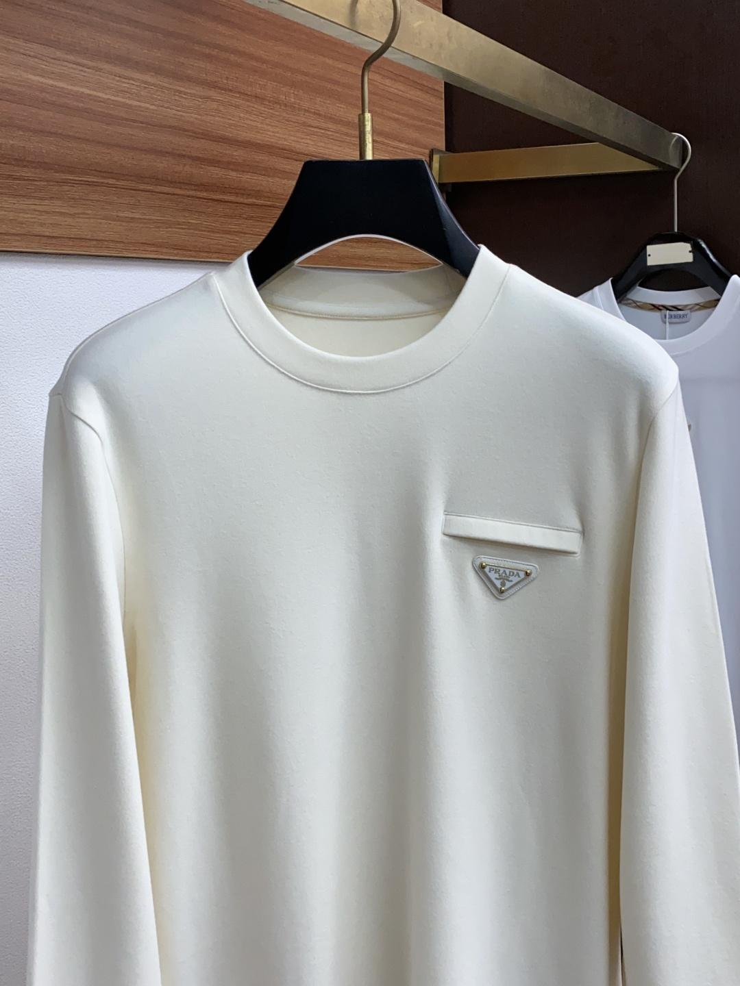 普拉达 2025秋冬专柜新款 时尚休闲打底衫长袖T恤，精选进口高密度膨体暖姜天丝德绒系列膨体蓄暖，糯感新