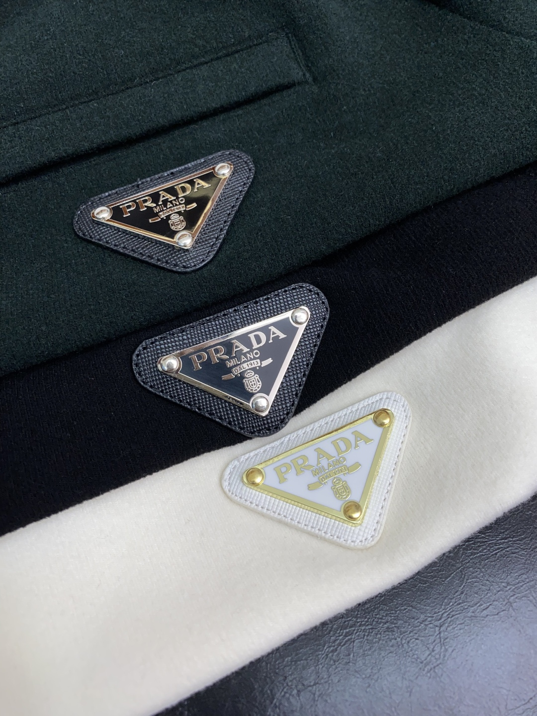 普拉达 2025秋冬专柜新款 时尚休闲打底衫长袖T恤，精选进口高密度膨体暖姜天丝德绒系列膨体蓄暖，糯感新