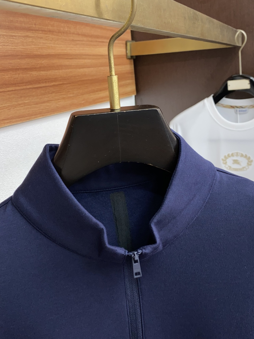 普拉达 2025秋冬专柜新款 时尚休闲打底衫长袖T恤，精选进口高密度膨体暖姜天丝德绒系列膨体蓄暖，糯感新