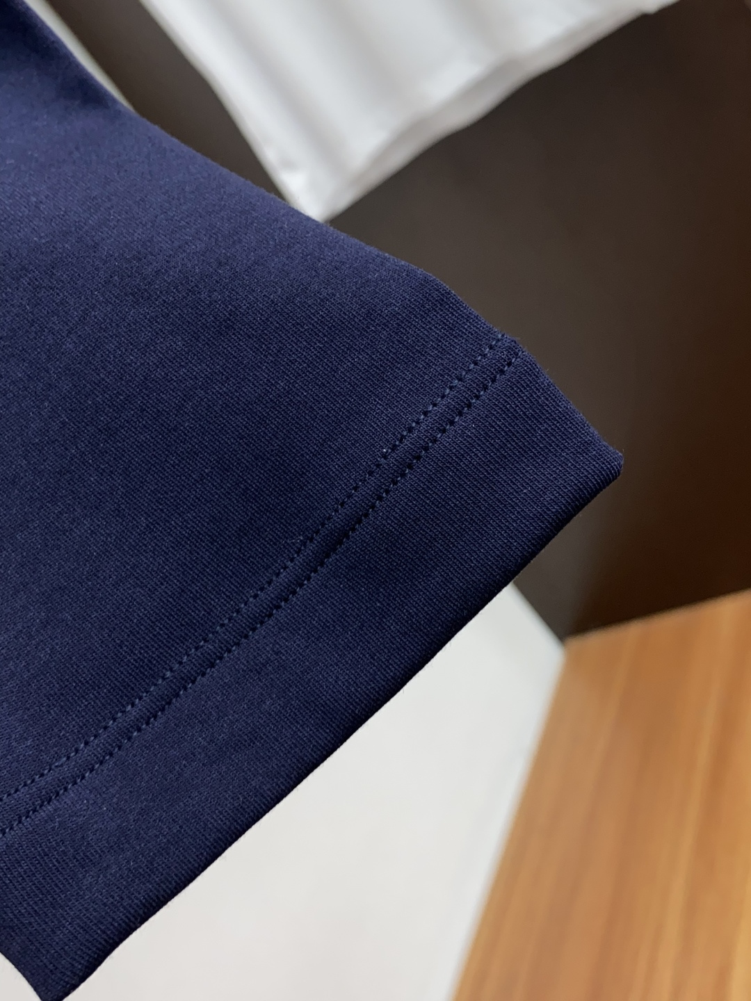 普拉达 2025秋冬专柜新款 时尚休闲打底衫长袖T恤，精选进口高密度膨体暖姜天丝德绒系列膨体蓄暖，糯感新