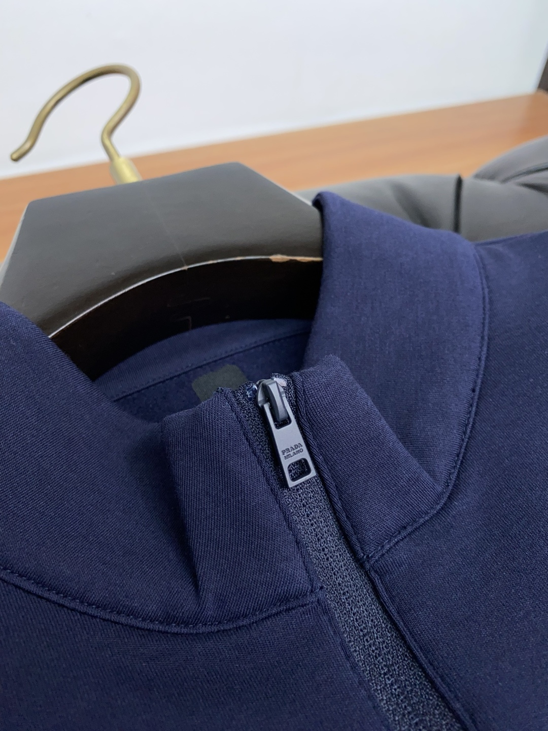 普拉达 2025秋冬专柜新款 时尚休闲打底衫长袖T恤，精选进口高密度膨体暖姜天丝德绒系列膨体蓄暖，糯感新