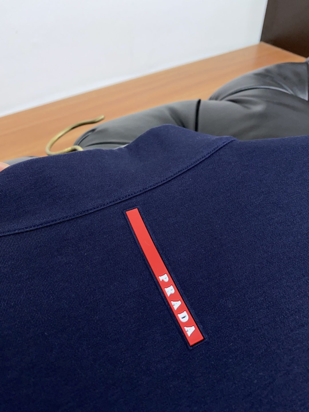 普拉达 2025秋冬专柜新款 时尚休闲打底衫长袖T恤，精选进口高密度膨体暖姜天丝德绒系列膨体蓄暖，糯感新