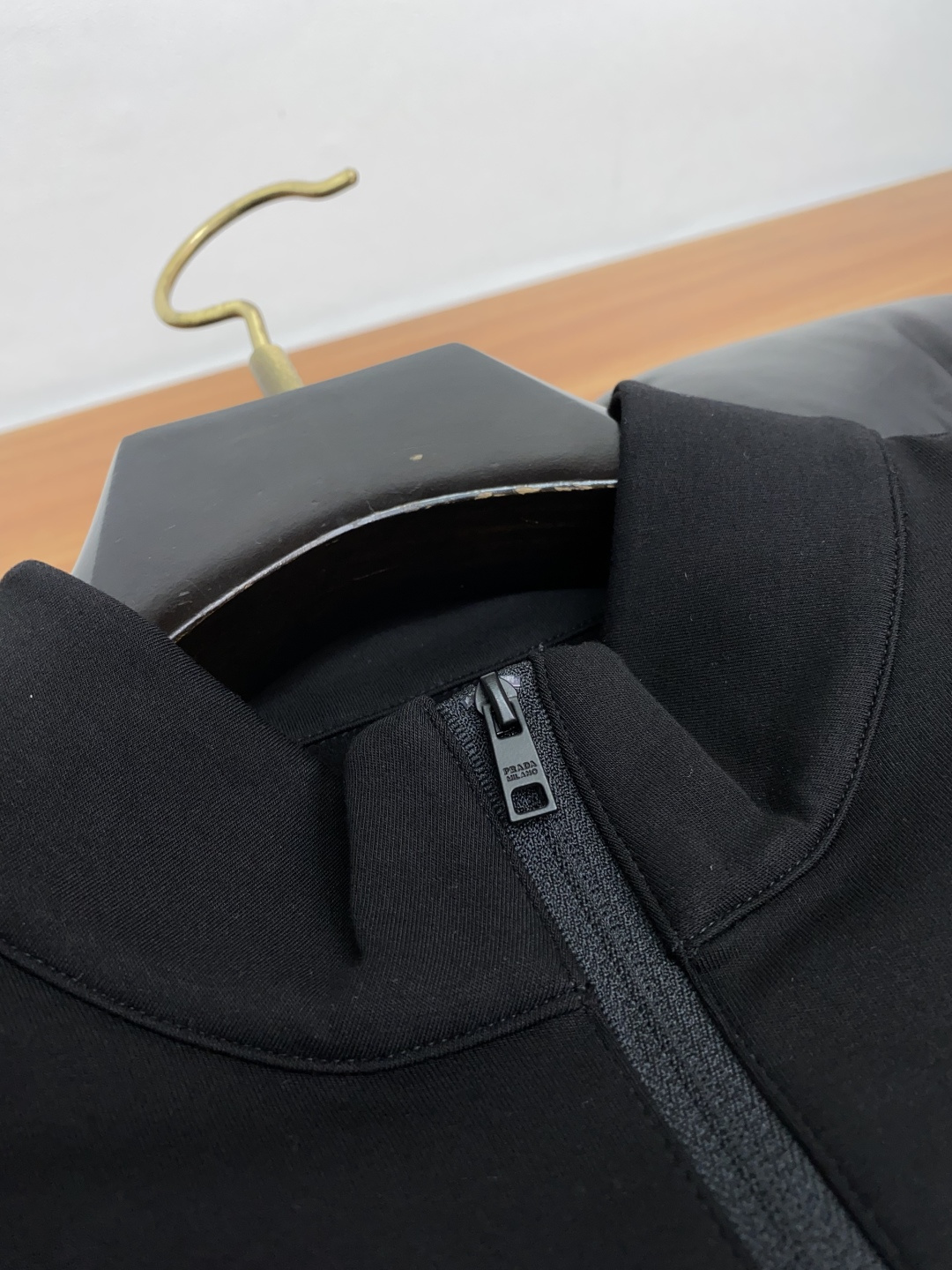  普拉达 2025秋冬专柜新款 时尚休闲打底衫长袖T恤，精选进口高密度膨体暖姜天丝德绒系列膨体蓄暖，糯感