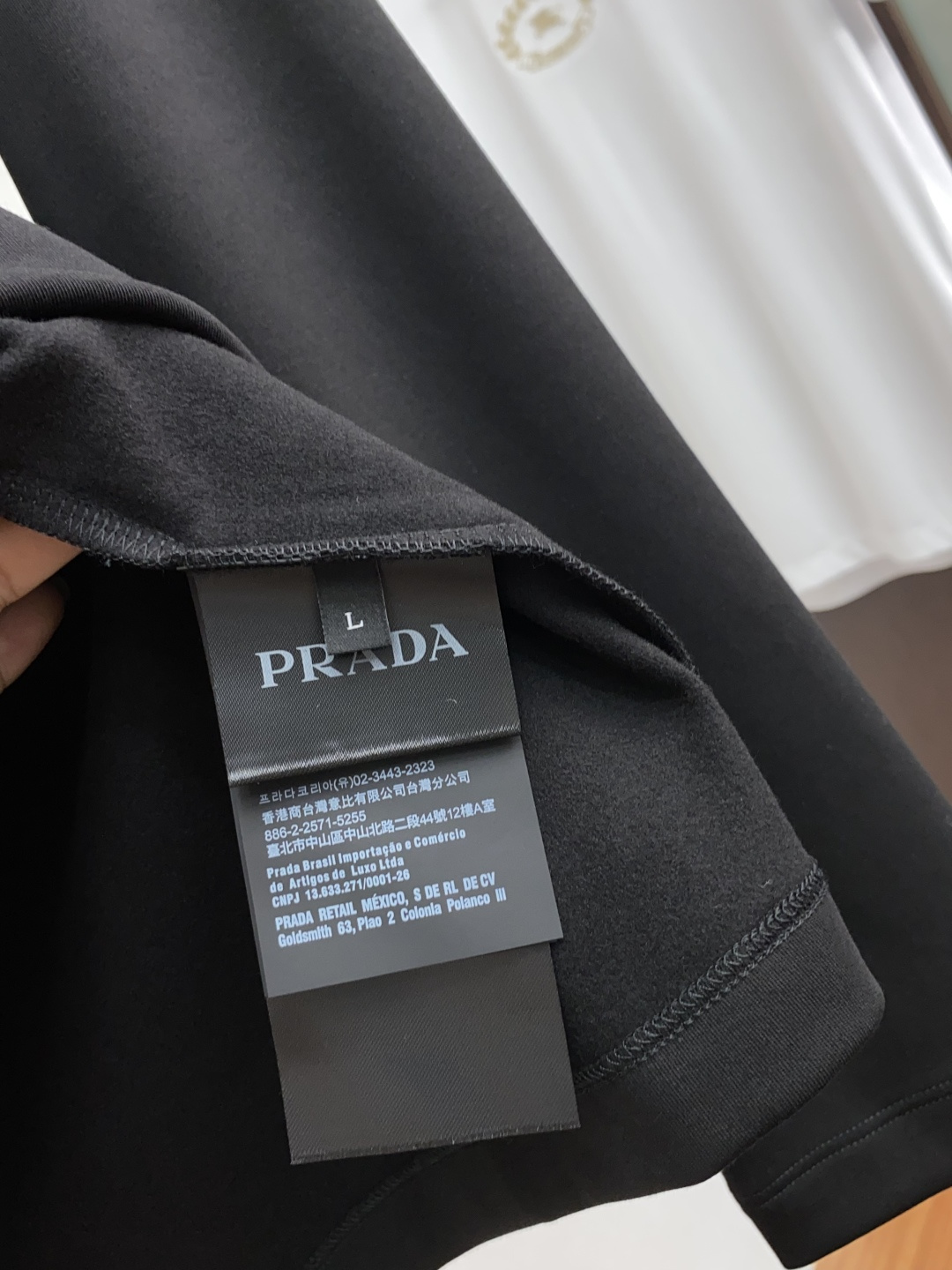  普拉达 2025秋冬专柜新款 时尚休闲打底衫长袖T恤，精选进口高密度膨体暖姜天丝德绒系列膨体蓄暖，糯感