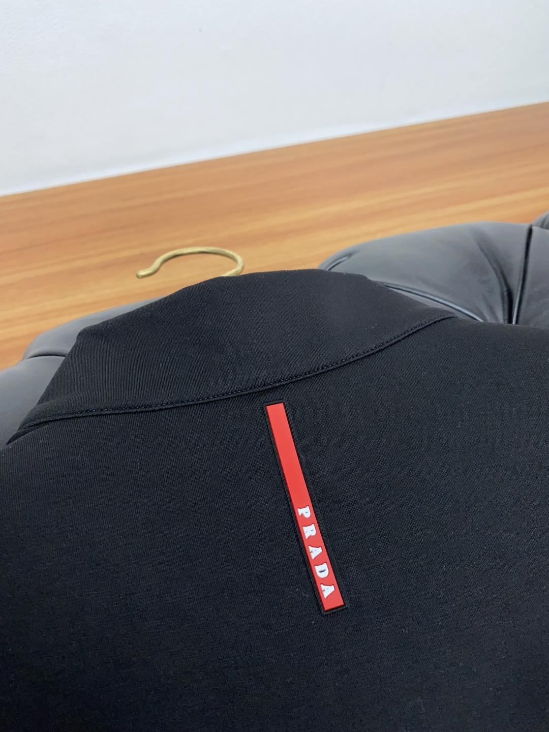  普拉达 2025秋冬专柜新款 时尚休闲打底衫长袖T恤，精选进口高密度膨体暖姜天丝德绒系列膨体蓄暖，糯感