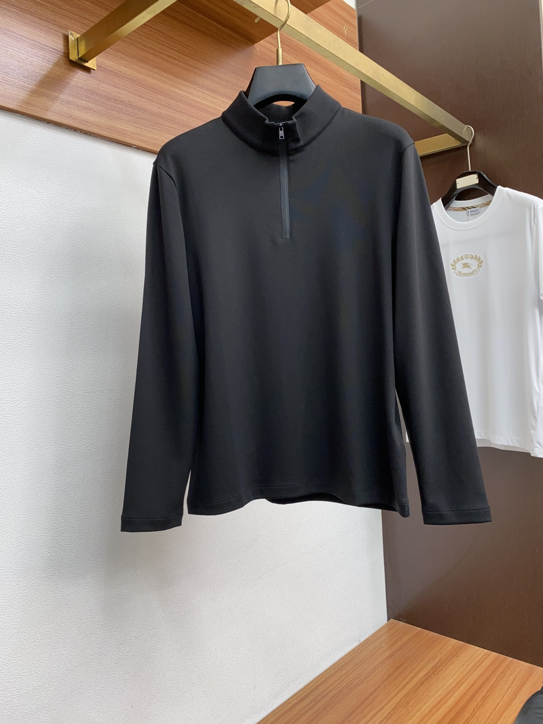  普拉达 2025秋冬专柜新款 时尚休闲打底衫长袖T恤，精选进口高密度膨体暖姜天丝德绒系列膨体蓄暖，糯感