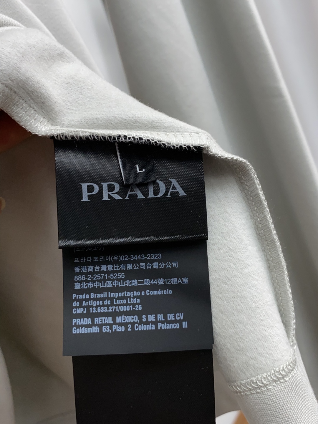 “Prada Fall Winter 2025 Fashion: High-Density T-Shirts Collection for Men’s Functional Dress Habits” - 图片 6