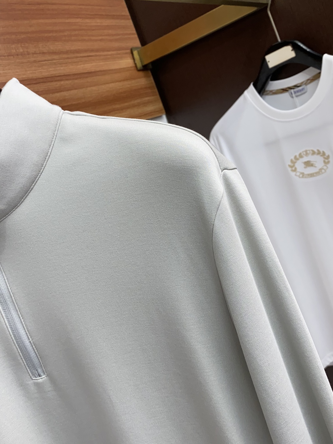 “Prada Fall Winter 2025 Fashion: High-Density T-Shirts Collection for Men’s Functional Dress Habits” - 图片 4