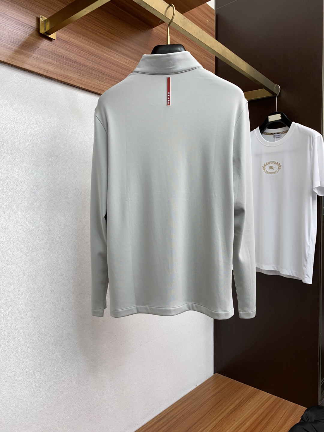 “Prada Fall Winter 2025 Fashion: High-Density T-Shirts Collection for Men’s Functional Dress Habits” - 图片 9