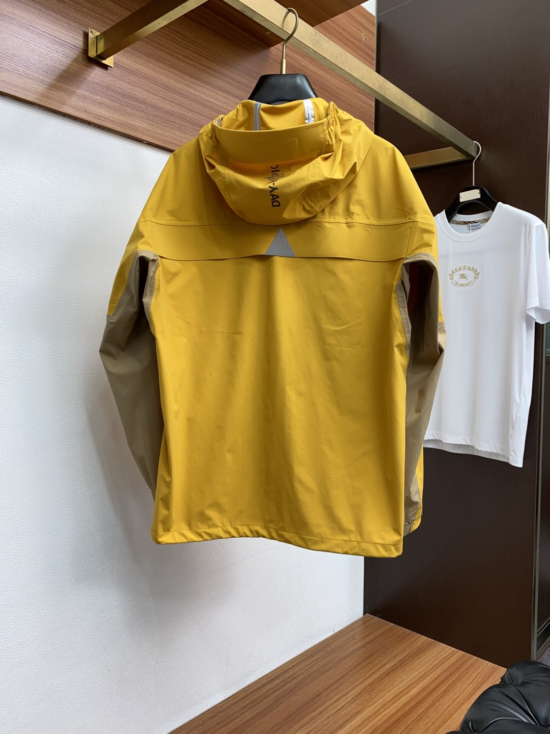  蒙口 精选定制高端户外夹冲锋衣克外套品质面料 精细针法走位 剪裁贴合人体工学设计理念让成衣上身版型效果