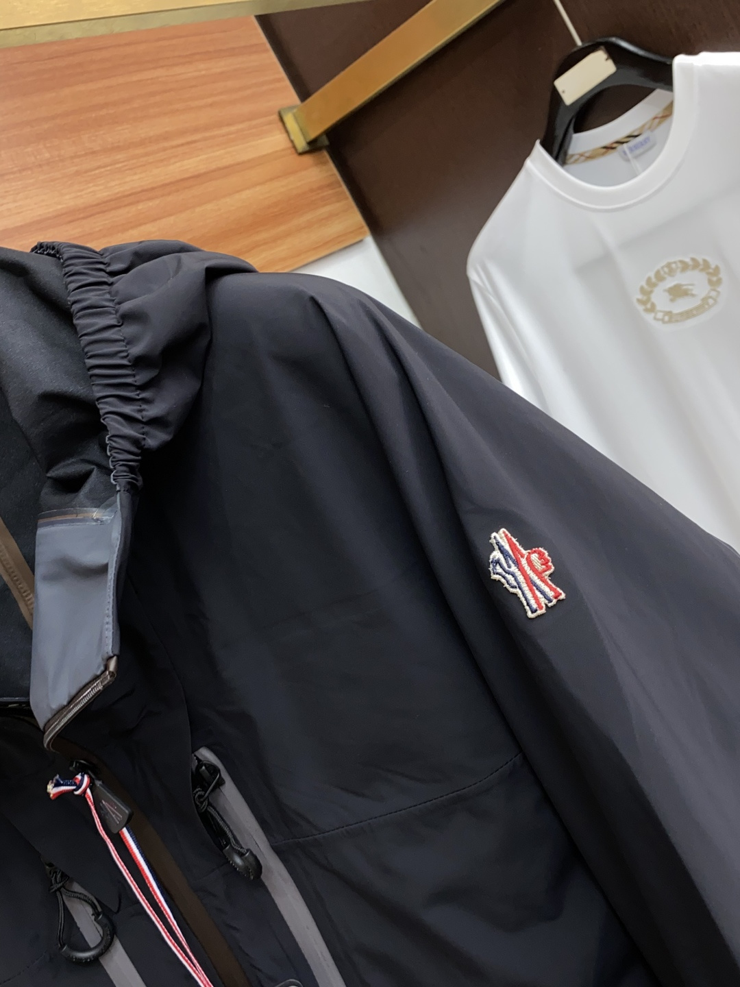   蒙口 精选定制高端户外夹冲锋衣克外套品质面料 精细针法走位 剪裁贴合人体工学设计理念让成衣上身版型效