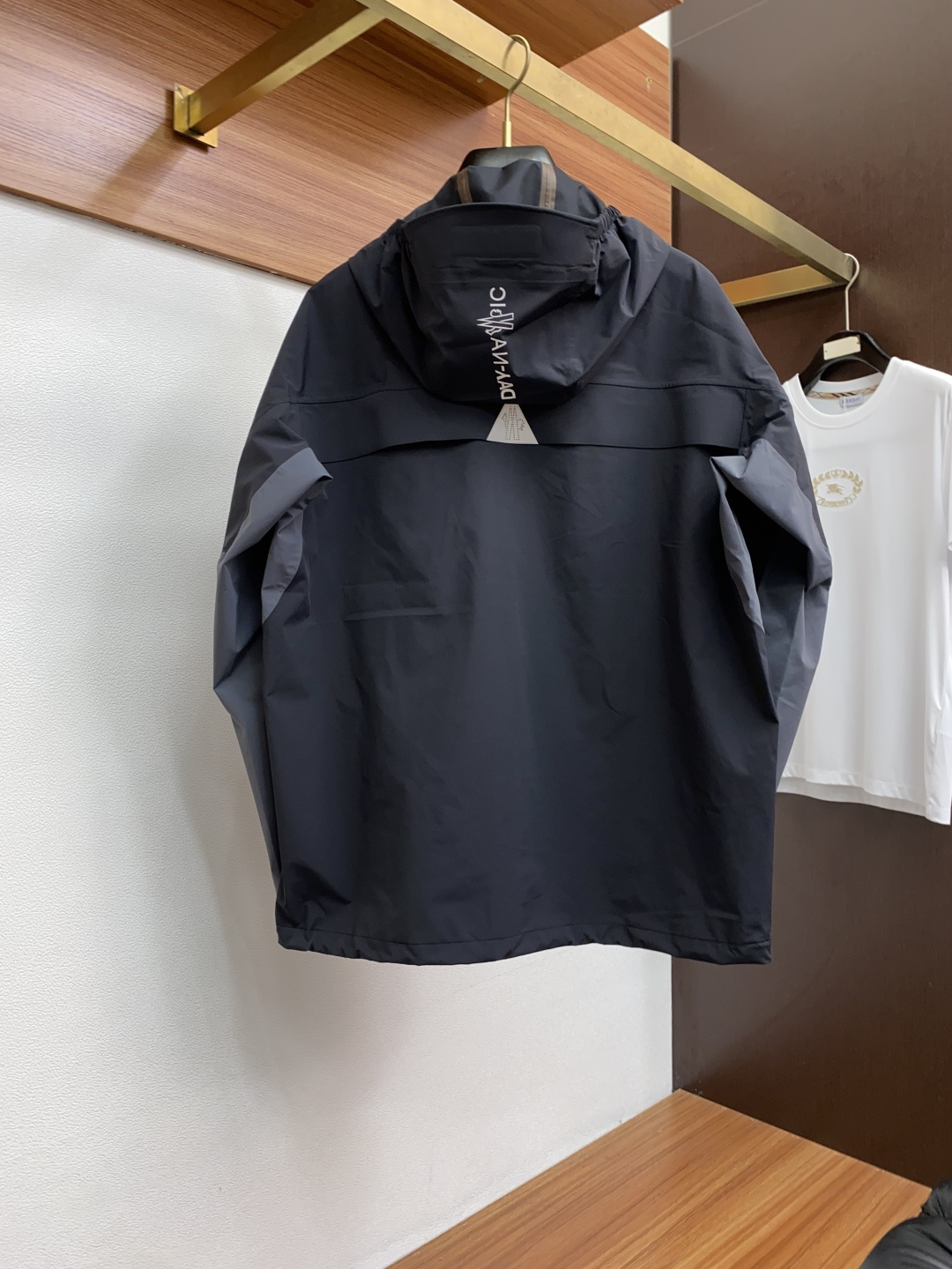   蒙口 精选定制高端户外夹冲锋衣克外套品质面料 精细针法走位 剪裁贴合人体工学设计理念让成衣上身版型效