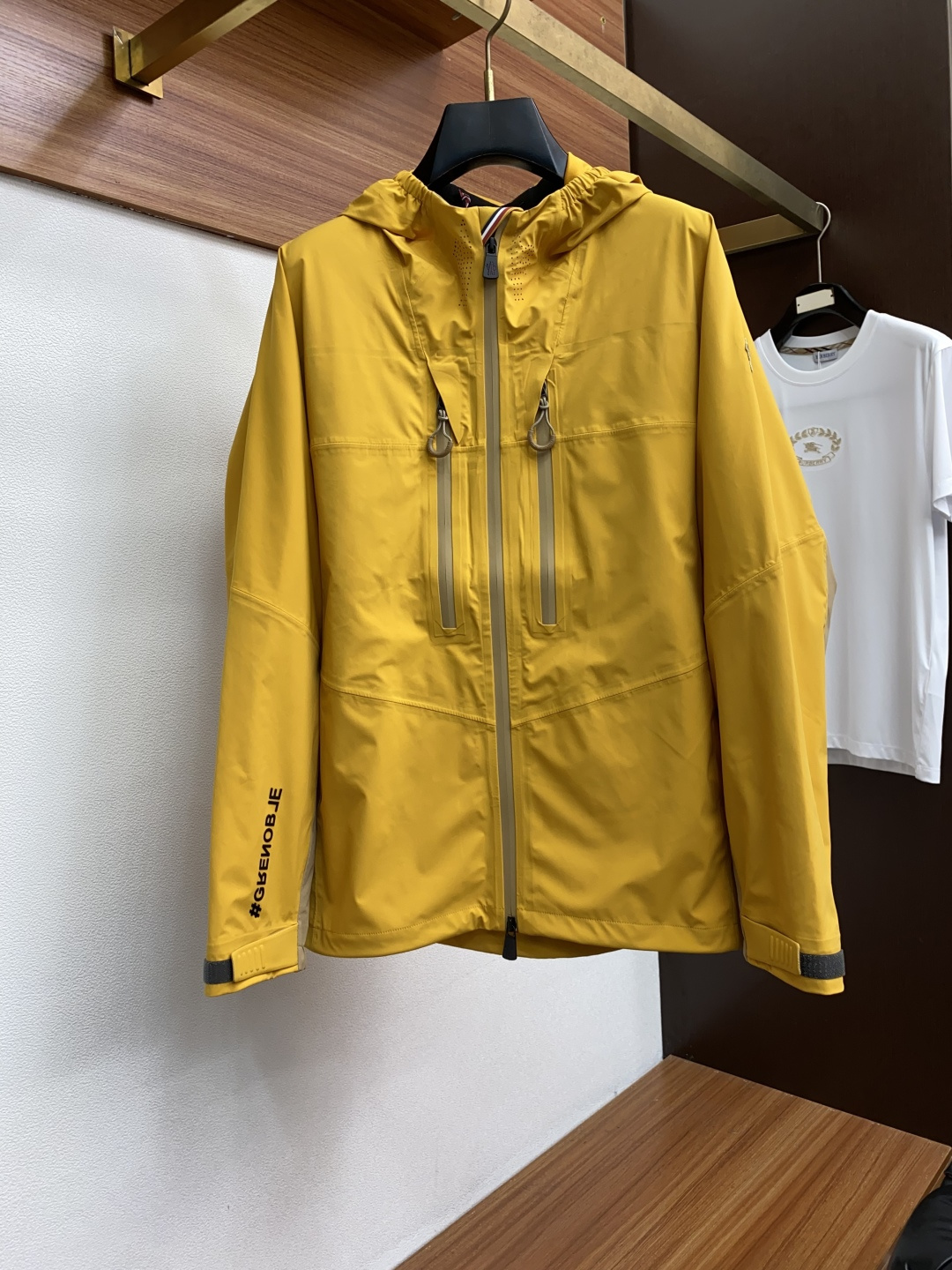  蒙口 精选定制高端户外夹冲锋衣克外套品质面料 精细针法走位 剪裁贴合人体工学设计理念让成衣上身版型效果