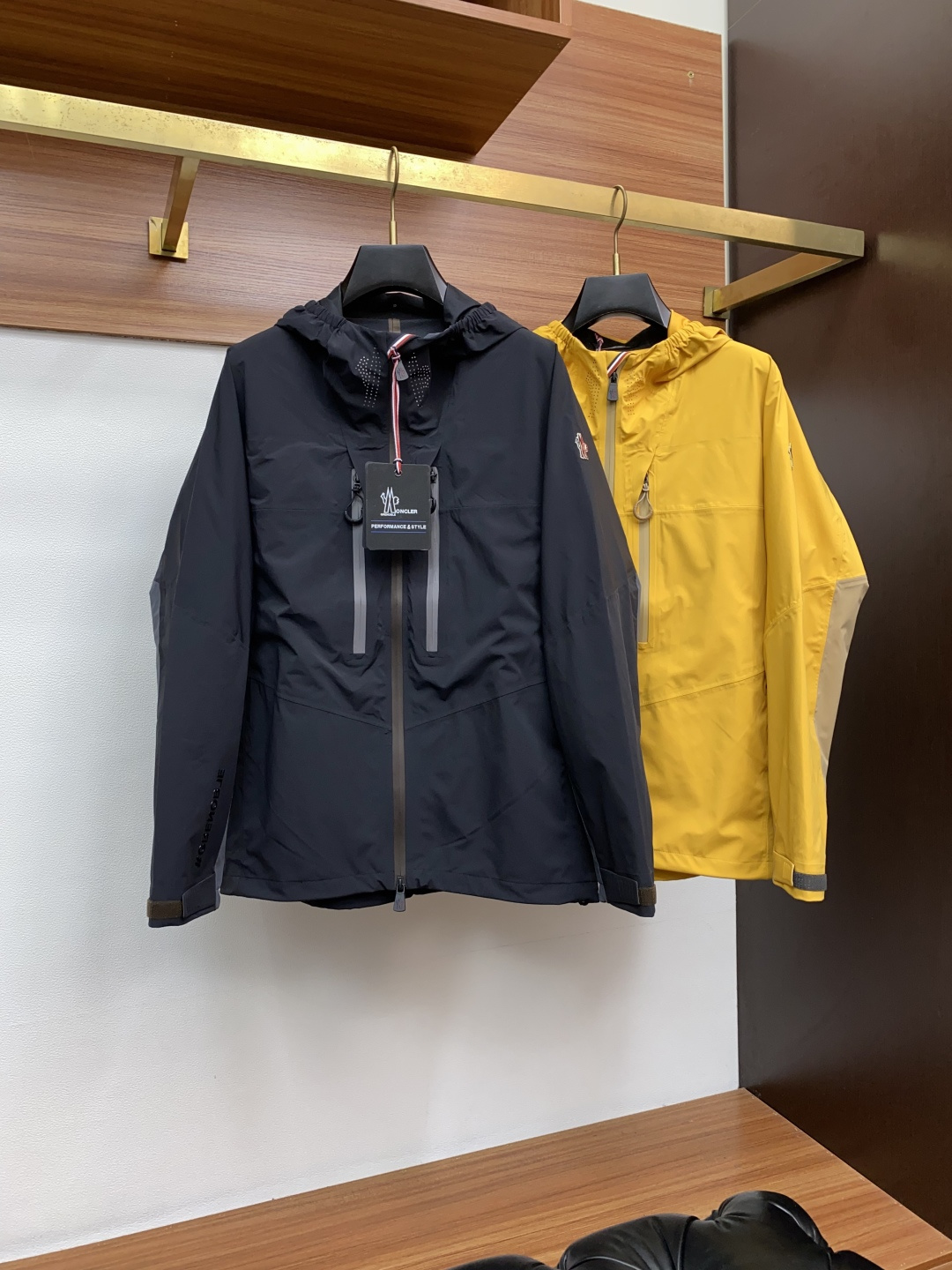  蒙口 精选定制高端户外夹冲锋衣克外套品质面料 精细针法走位 剪裁贴合人体工学设计理念让成衣上身版型效果