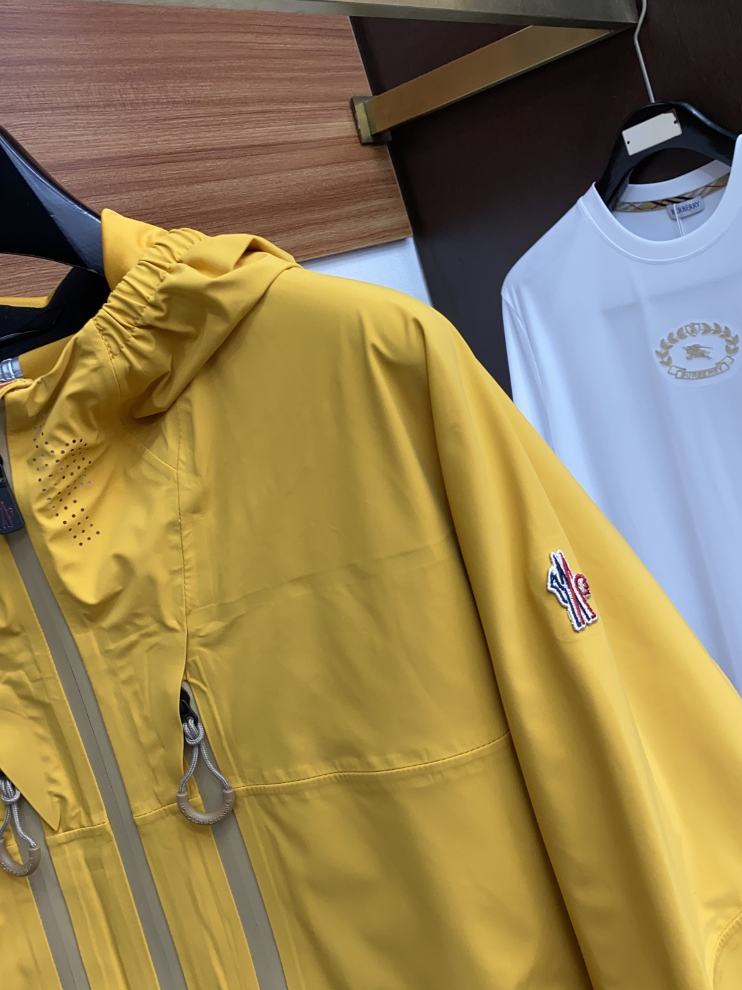  蒙口 精选定制高端户外夹冲锋衣克外套品质面料 精细针法走位 剪裁贴合人体工学设计理念让成衣上身版型效果