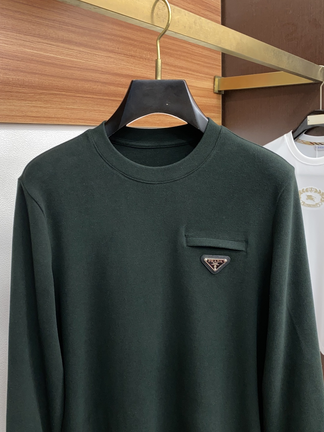 普拉达 2025秋冬专柜新款 时尚休闲打底衫长袖T恤，精选进口高密度膨体暖姜天丝德绒系列膨体蓄暖，糯感新
