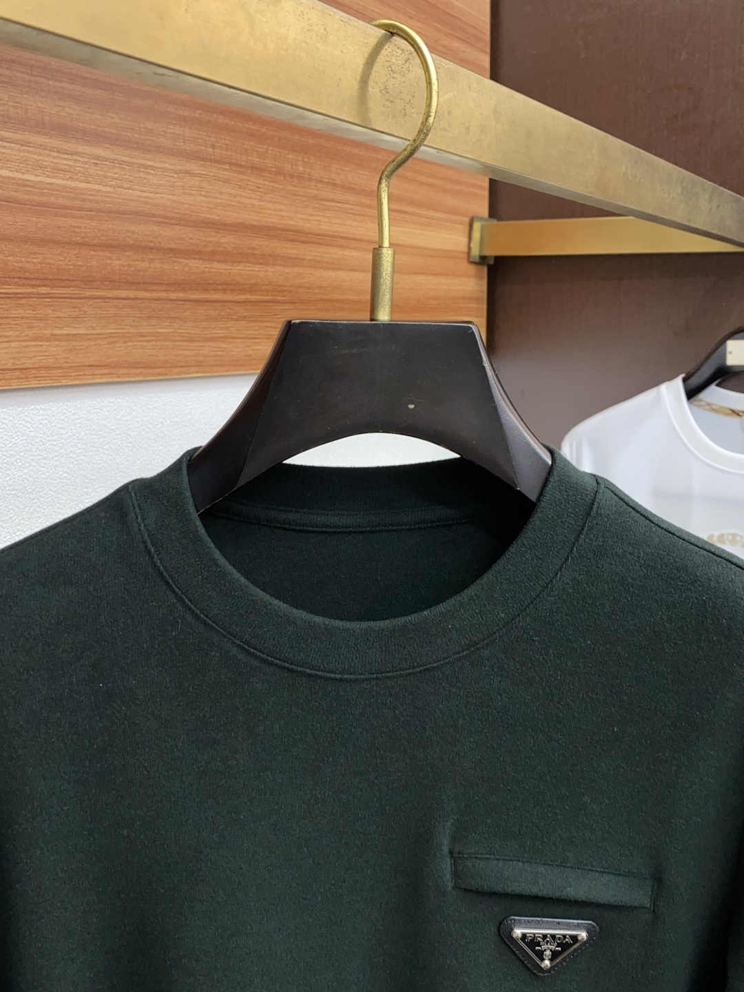 普拉达 2025秋冬专柜新款 时尚休闲打底衫长袖T恤，精选进口高密度膨体暖姜天丝德绒系列膨体蓄暖，糯感新