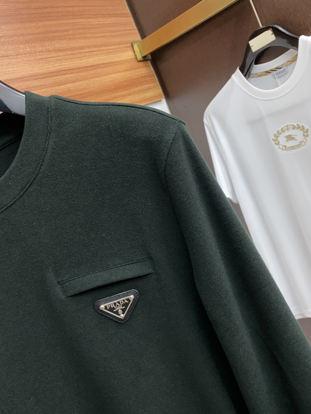 普拉达 2025秋冬专柜新款 时尚休闲打底衫长袖T恤，精选进口高密度膨体暖姜天丝德绒系列膨体蓄暖，糯感新