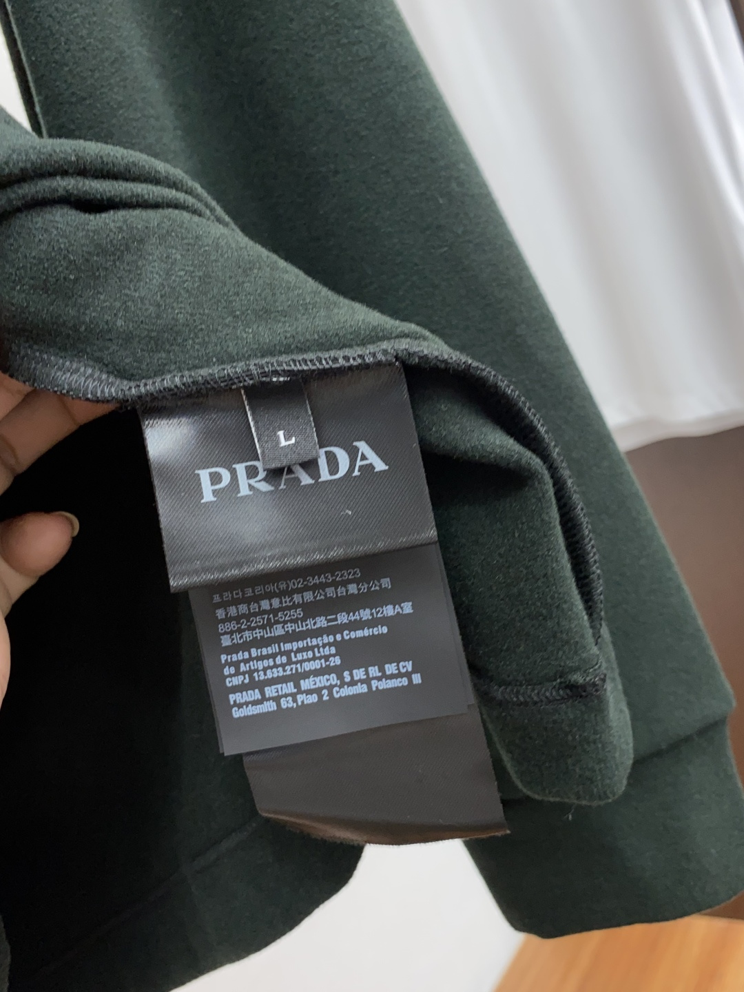 普拉达 2025秋冬专柜新款 时尚休闲打底衫长袖T恤，精选进口高密度膨体暖姜天丝德绒系列膨体蓄暖，糯感新