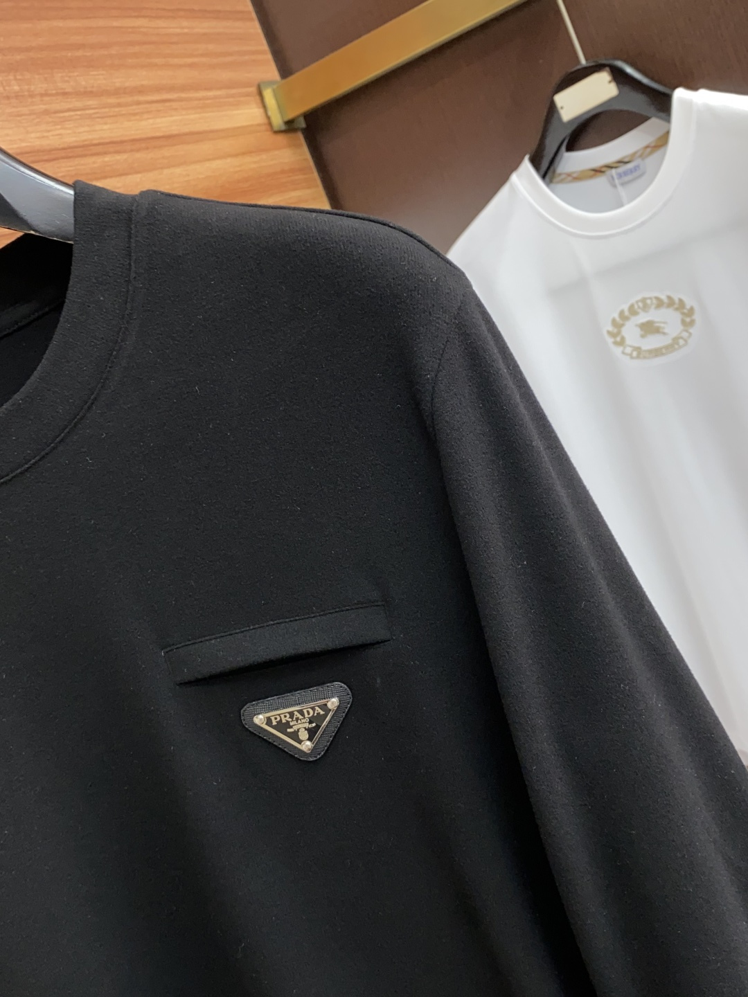 普拉达 2025秋冬专柜新款 时尚休闲打底衫长袖T恤，精选进口高密度膨体暖姜天丝德绒系列膨体蓄暖，糯感新