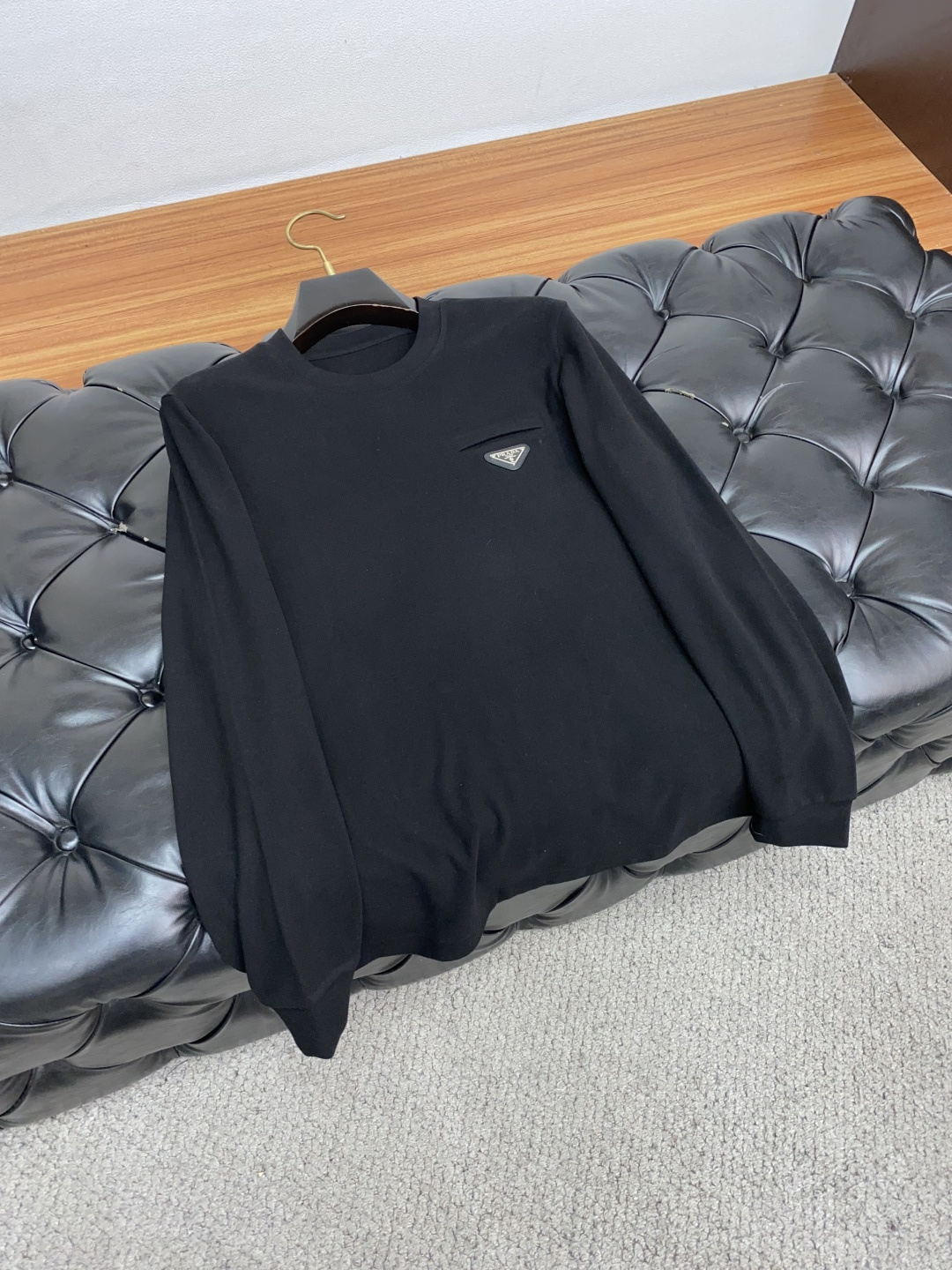 普拉达 2025秋冬专柜新款 时尚休闲打底衫长袖T恤，精选进口高密度膨体暖姜天丝德绒系列膨体蓄暖，糯感新